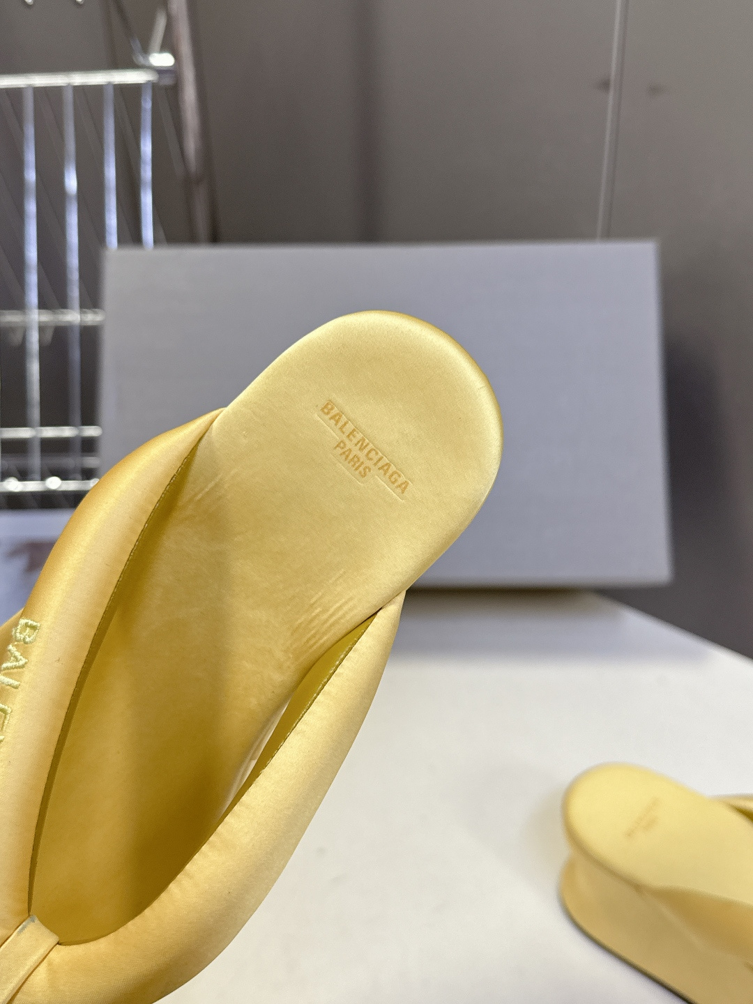 Balenciaga 巴黎世家Balenciaga春夏最新款厚底缎面丝绸厚底人字拖