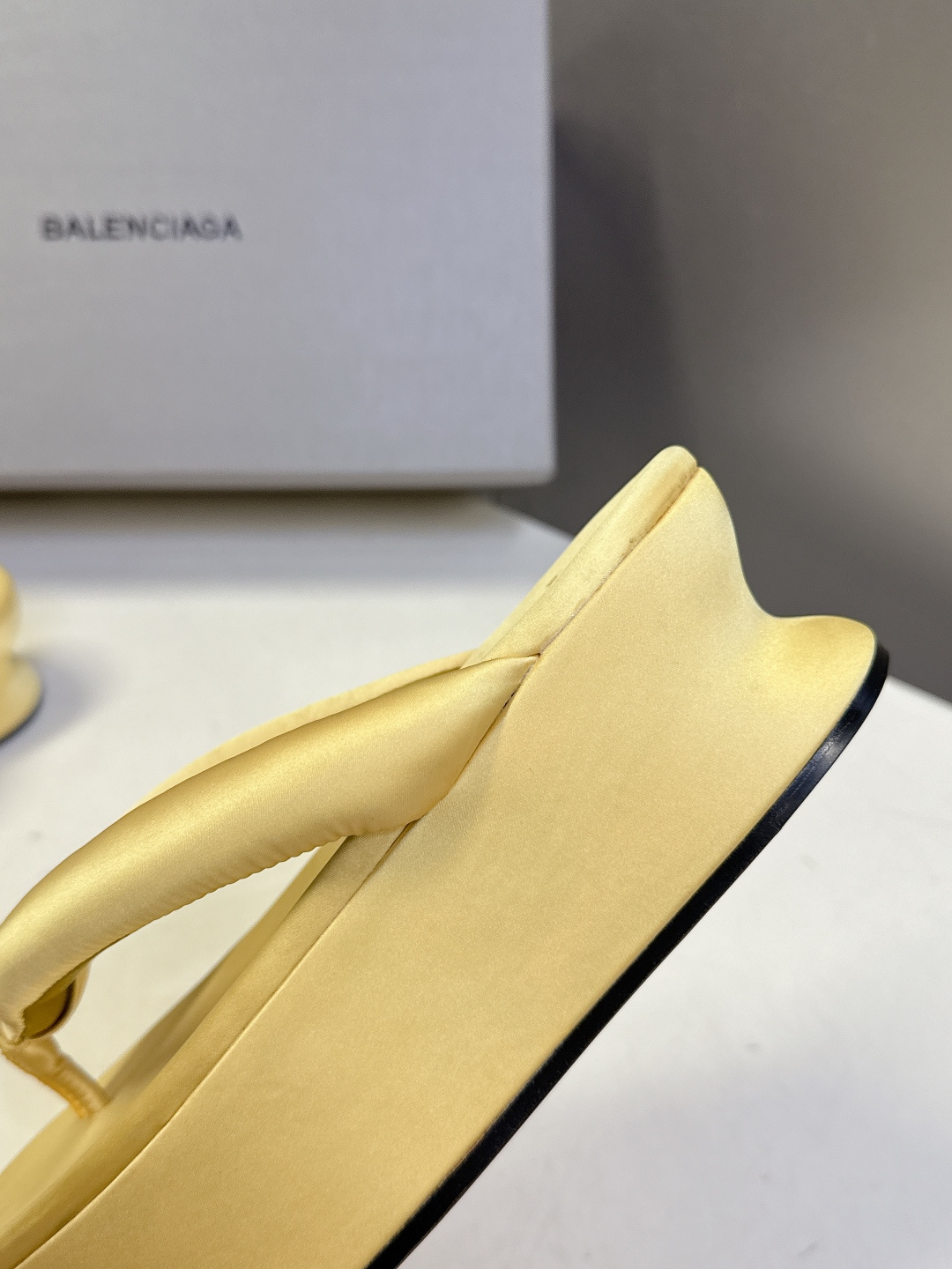 Balenciaga 巴黎世家Balenciaga春夏最新款厚底缎面丝绸厚底人字拖