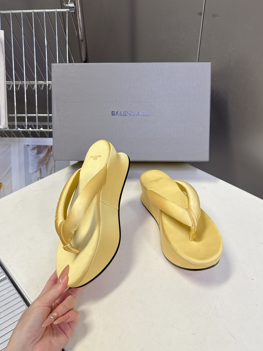 Balenciaga 巴黎世家Balenciaga春夏最新款厚底缎面丝绸厚底人字拖