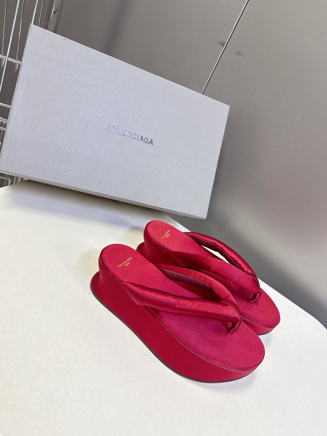 Balenciaga 巴黎世家Balenciaga春夏最新款厚底缎面丝绸厚底人字拖