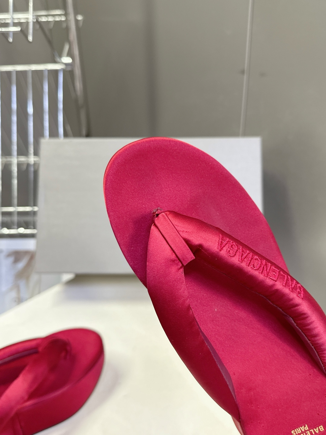 Balenciaga 巴黎世家Balenciaga春夏最新款厚底缎面丝绸厚底人字拖