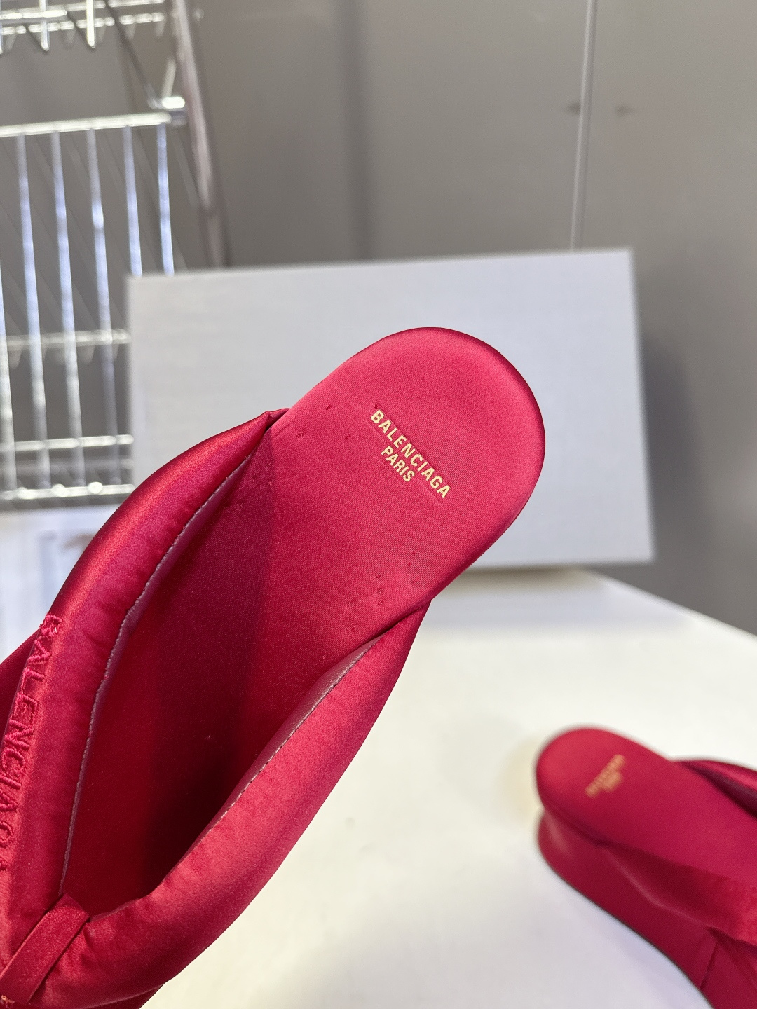 巴黎世家Balenciaga春夏最新款厚底缎面丝绸厚底人字拖超多明星网红种草 颠覆性的“船型厚底”设计 