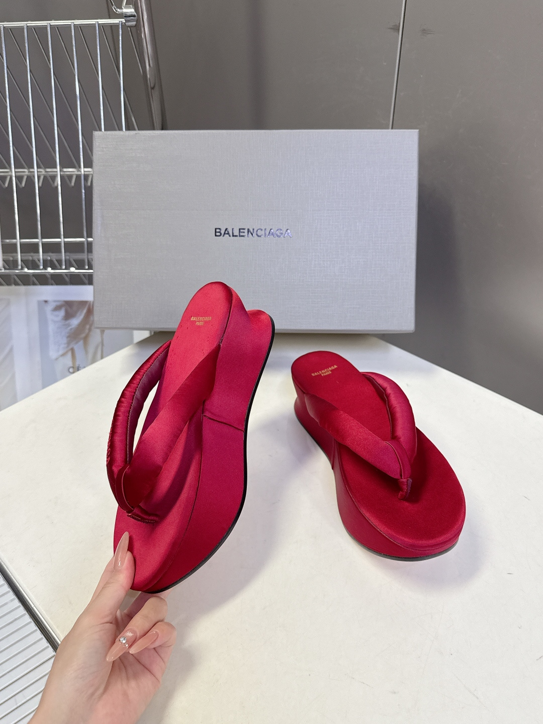 Balenciaga 巴黎世家Balenciaga春夏最新款厚底缎面丝绸厚底人字拖