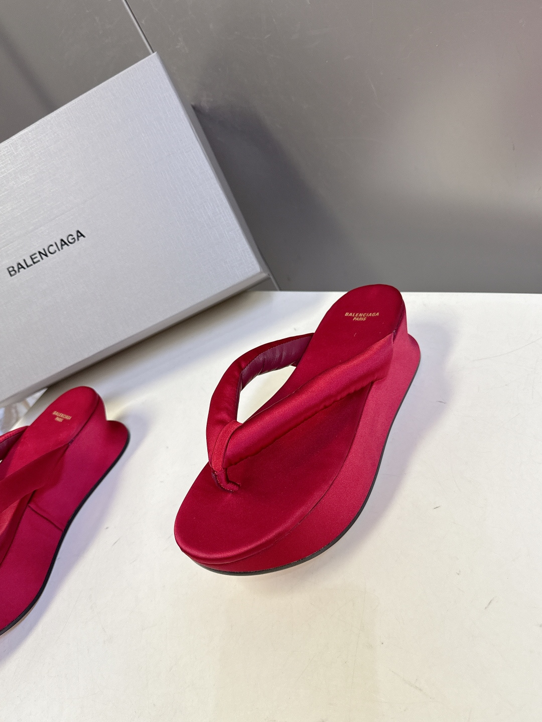 Balenciaga 巴黎世家Balenciaga春夏最新款厚底缎面丝绸厚底人字拖