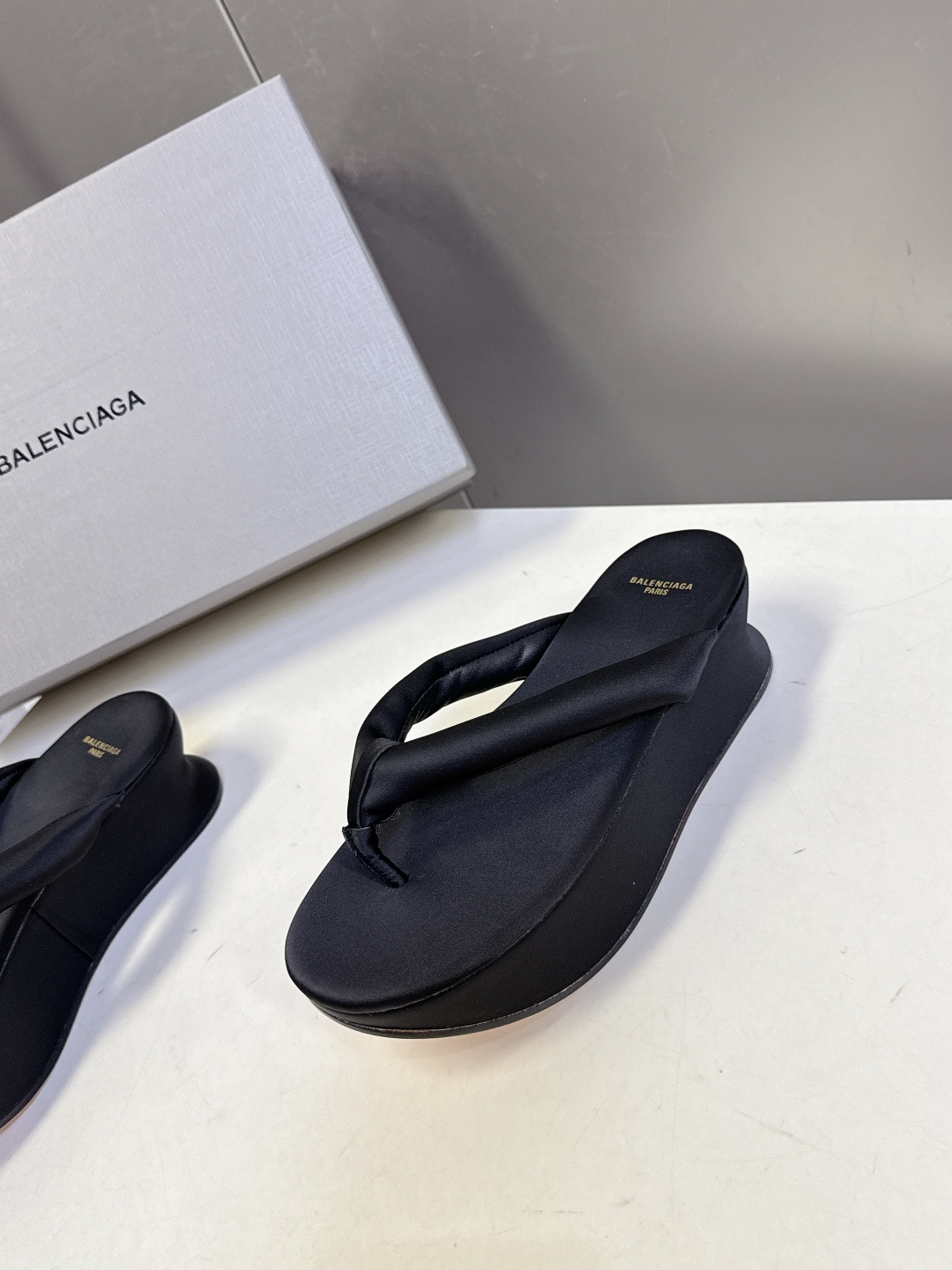 Balenciaga 巴黎世家Balenciaga春夏最新款厚底缎面丝绸厚底人字拖