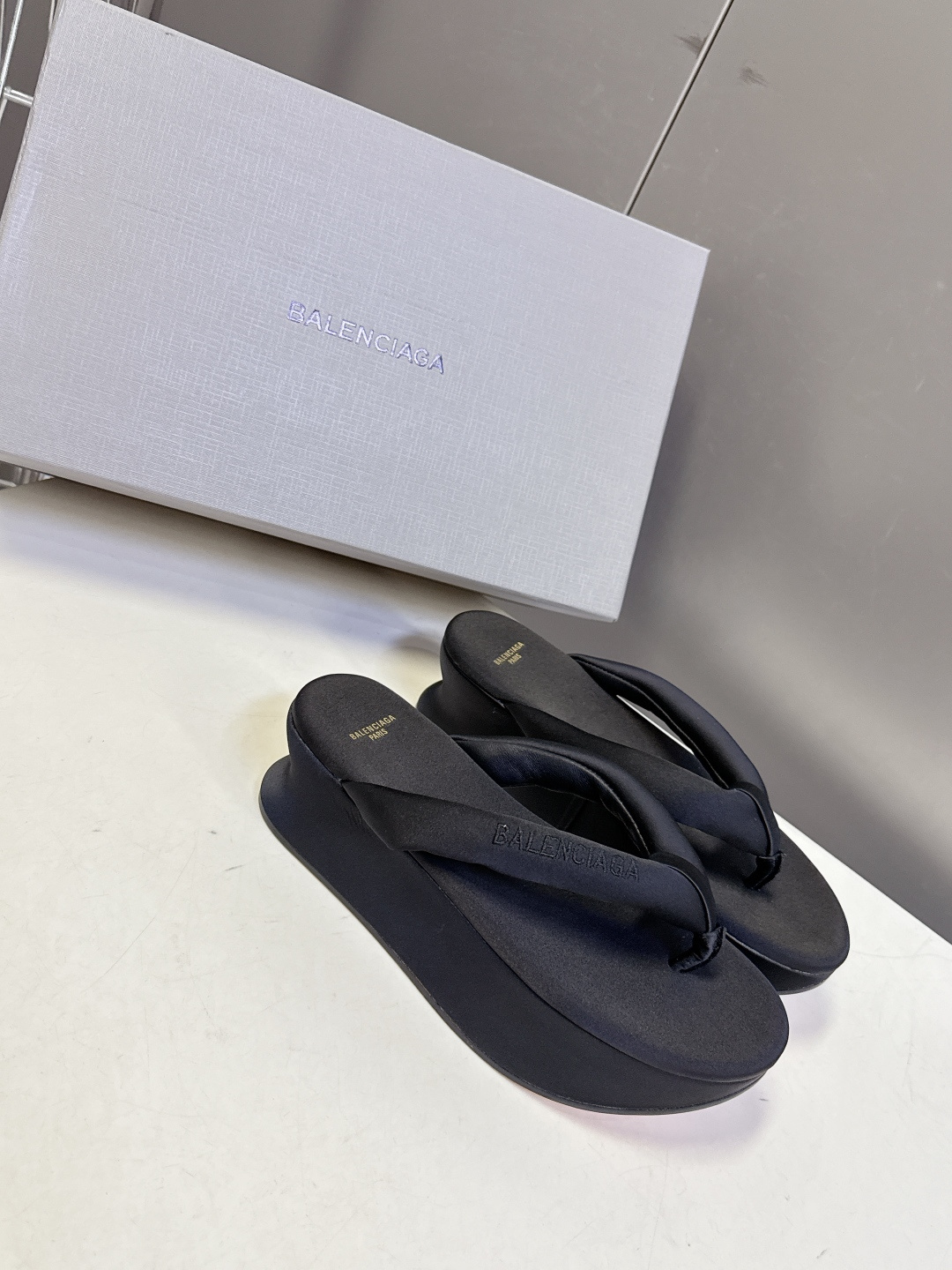 Balenciaga 巴黎世家Balenciaga春夏最新款厚底缎面丝绸厚底人字拖