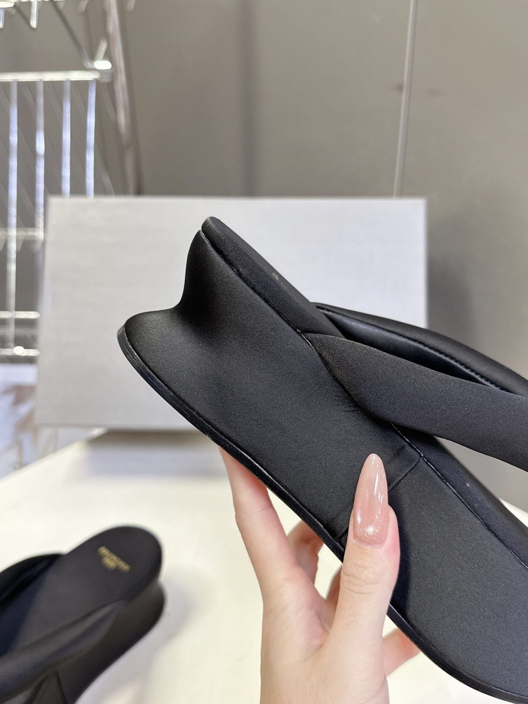 Balenciaga 巴黎世家Balenciaga春夏最新款厚底缎面丝绸厚底人字拖