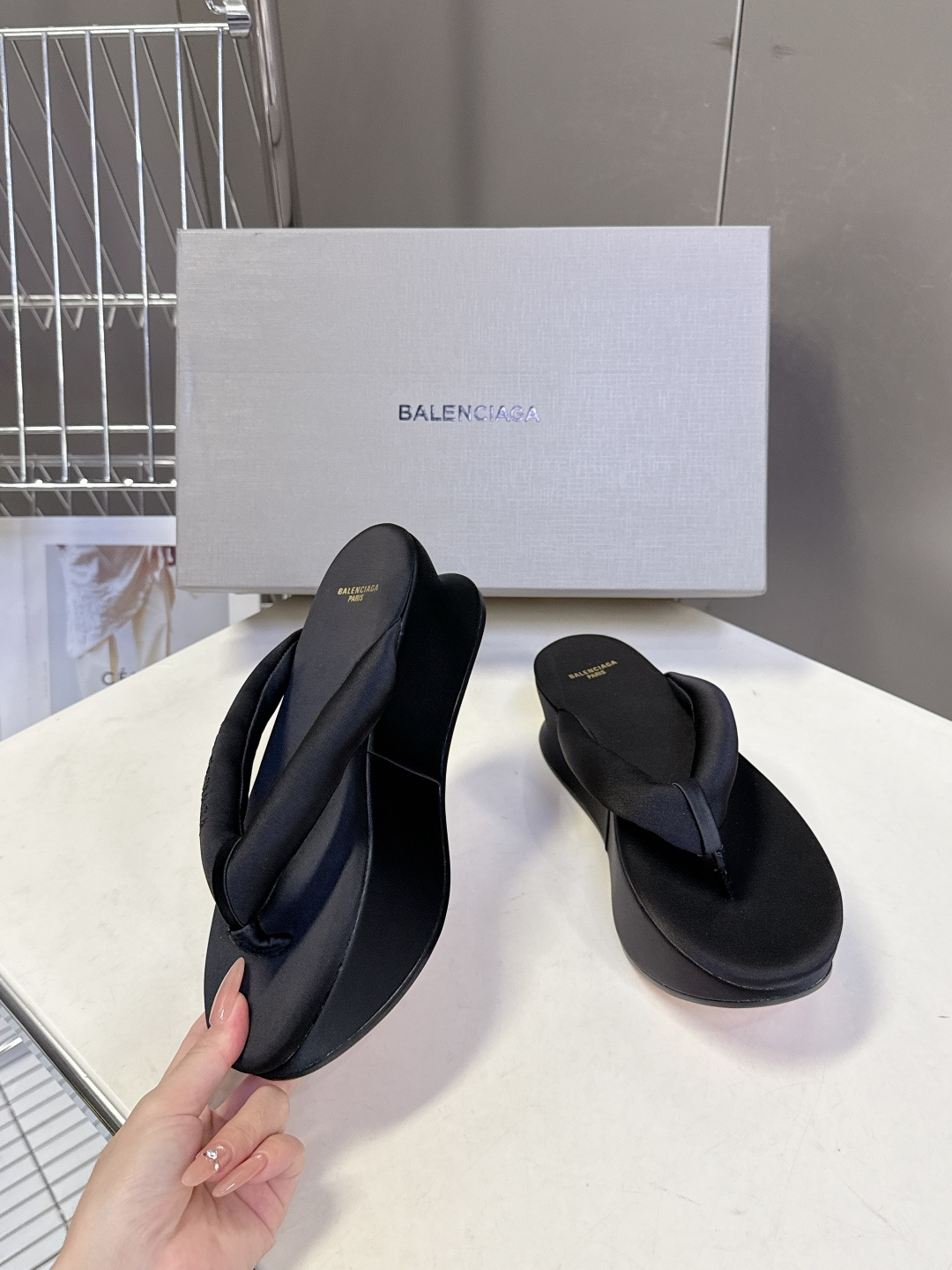 Balenciaga 巴黎世家Balenciaga春夏最新款厚底缎面丝绸厚底人字拖