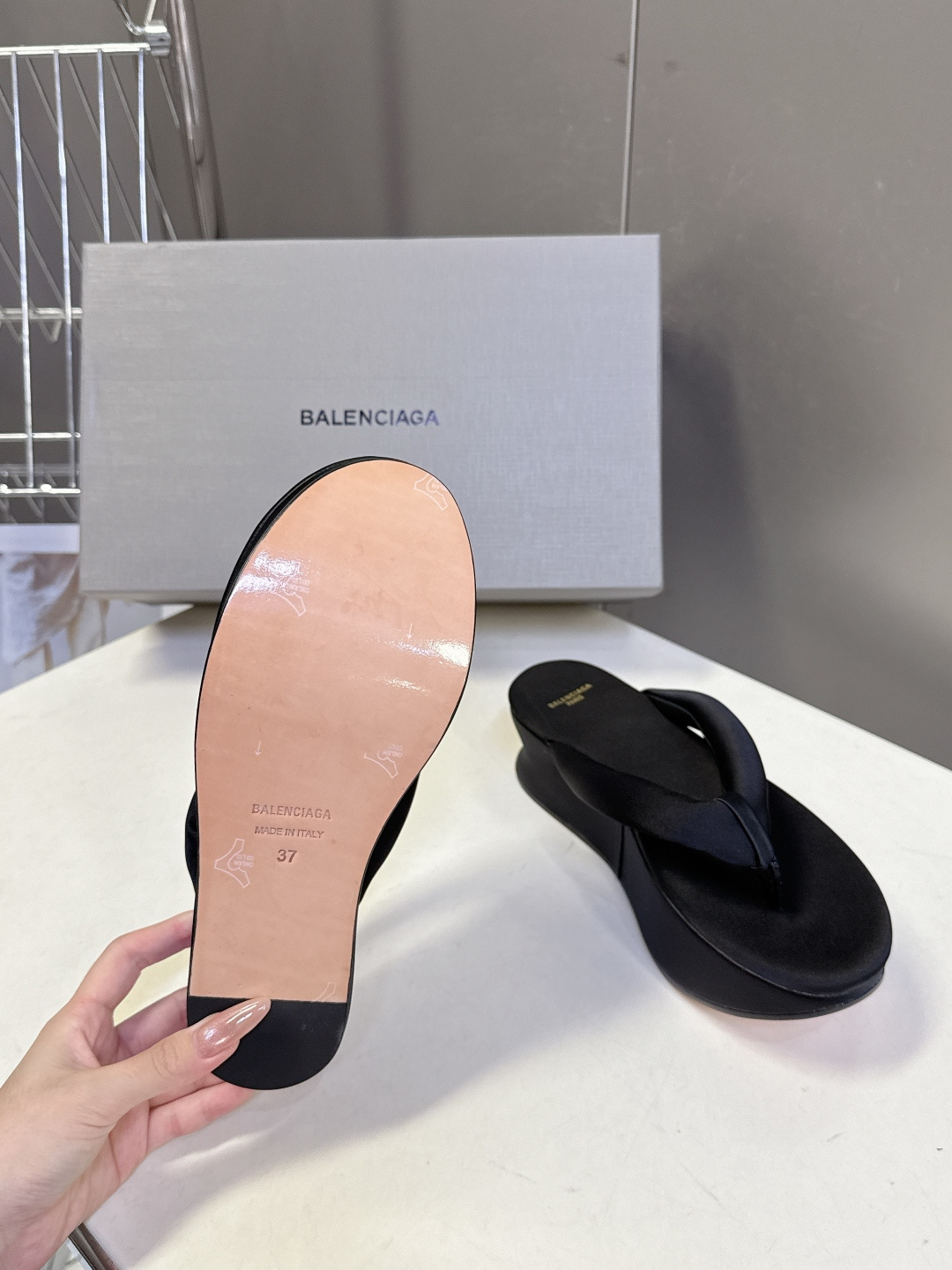 巴黎世家Balenciaga春夏最新款厚底缎面丝绸厚底人字拖超多明星网红种草 颠覆性的“船型厚底”设计 