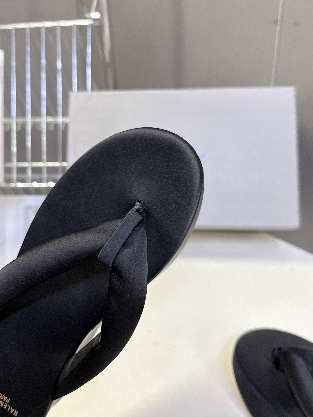 Balenciaga 巴黎世家Balenciaga春夏最新款厚底缎面丝绸厚底人字拖