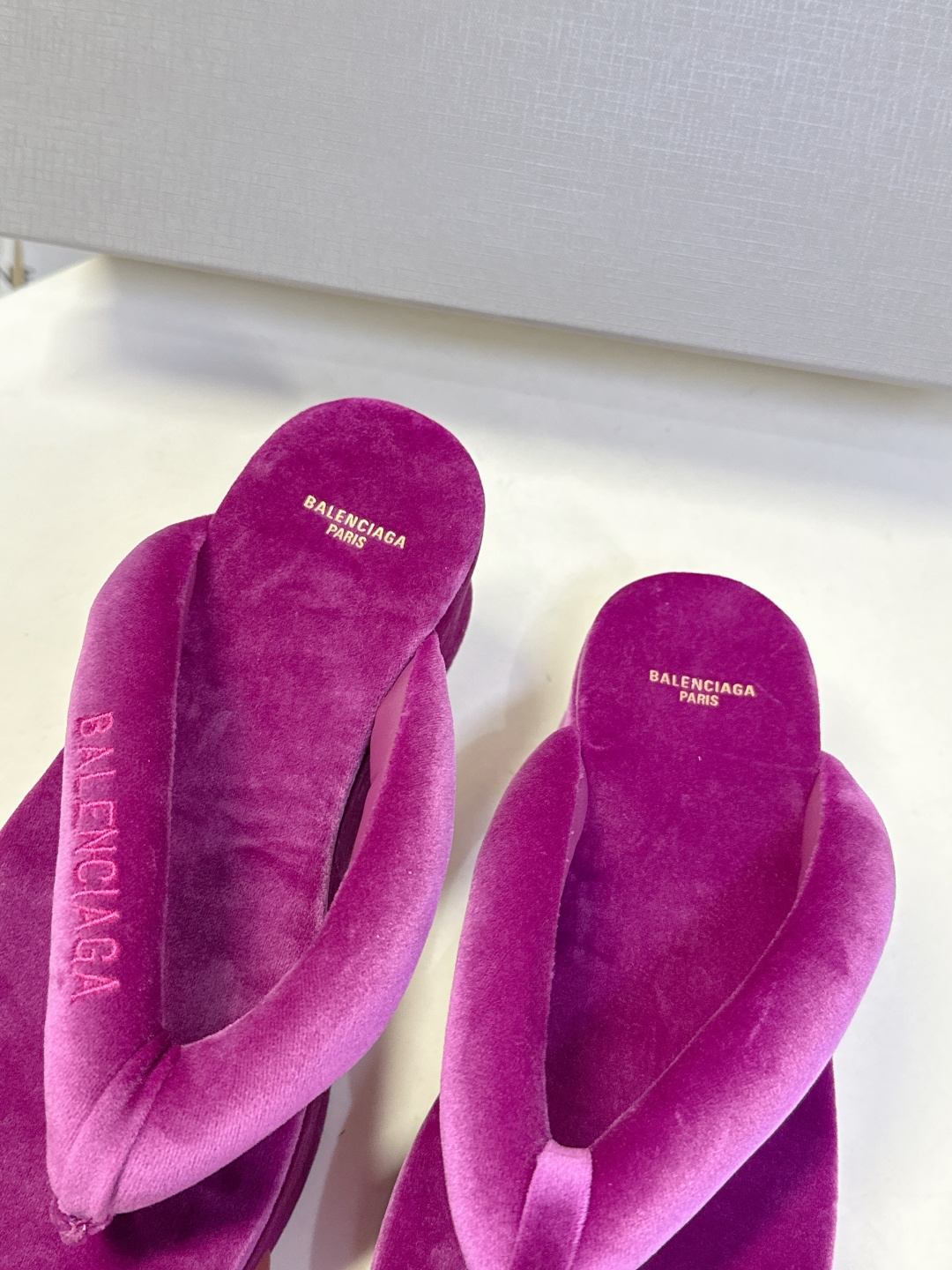 巴黎世家Balenciaga春夏最新款厚底缎面丝绸厚底人字拖超多明星网红种草 颠覆性的“船型厚底”设计 