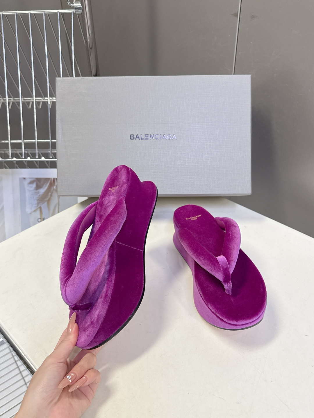 Balenciaga 巴黎世家Balenciaga春夏最新款厚底缎面丝绸厚底人字拖