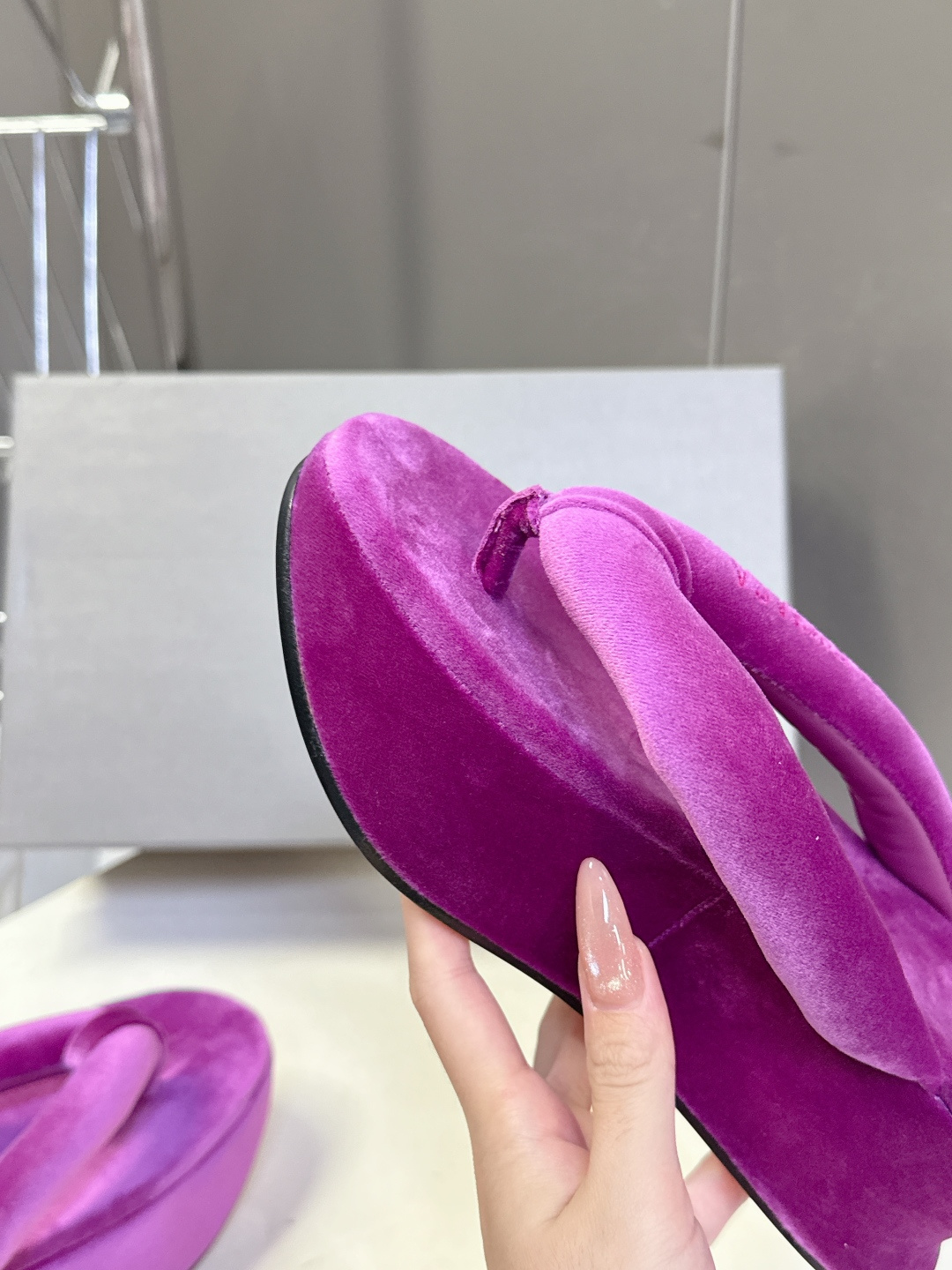 巴黎世家Balenciaga春夏最新款厚底缎面丝绸厚底人字拖超多明星网红种草 颠覆性的“船型厚底”设计 
