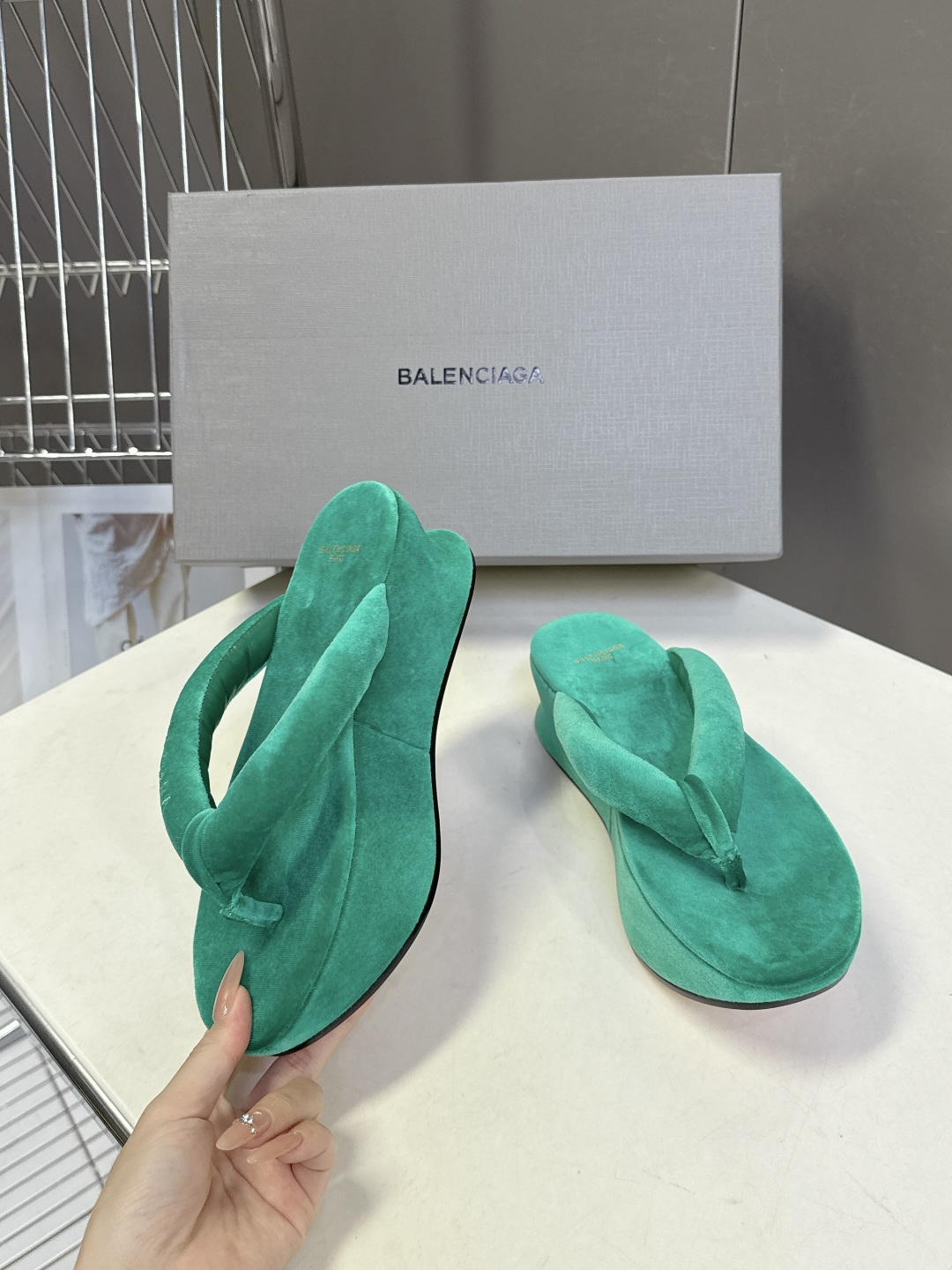 Balenciaga 巴黎世家Balenciaga春夏最新款厚底缎面丝绸厚底人字拖