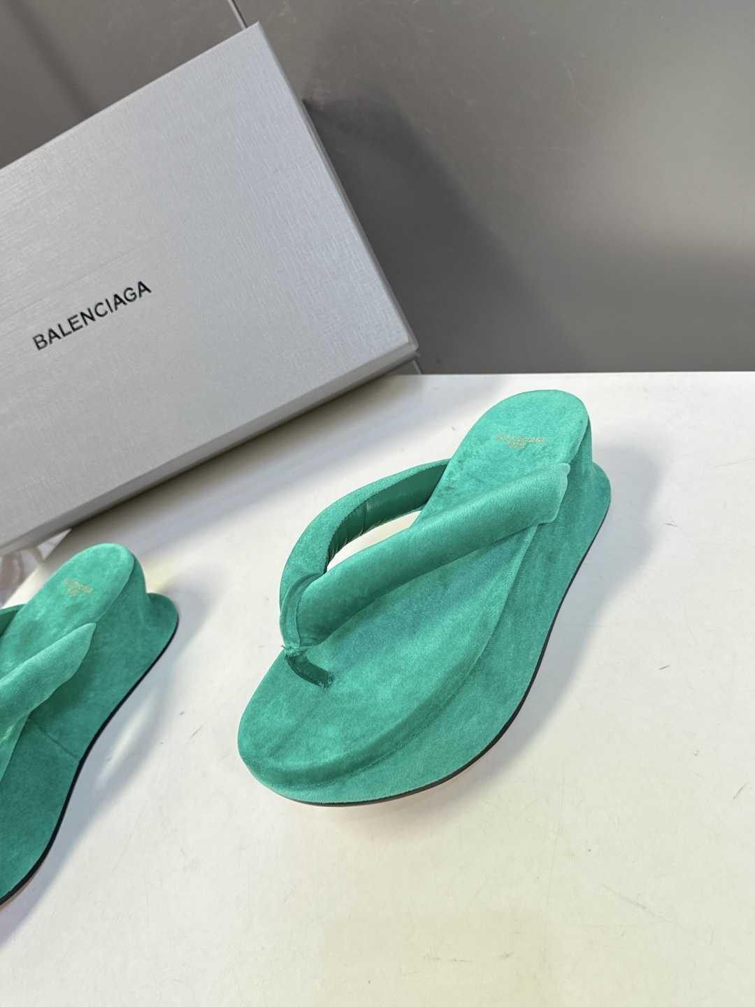 Balenciaga 巴黎世家Balenciaga春夏最新款厚底缎面丝绸厚底人字拖