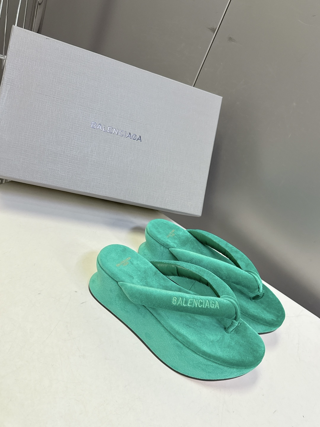 Balenciaga 巴黎世家Balenciaga春夏最新款厚底缎面丝绸厚底人字拖