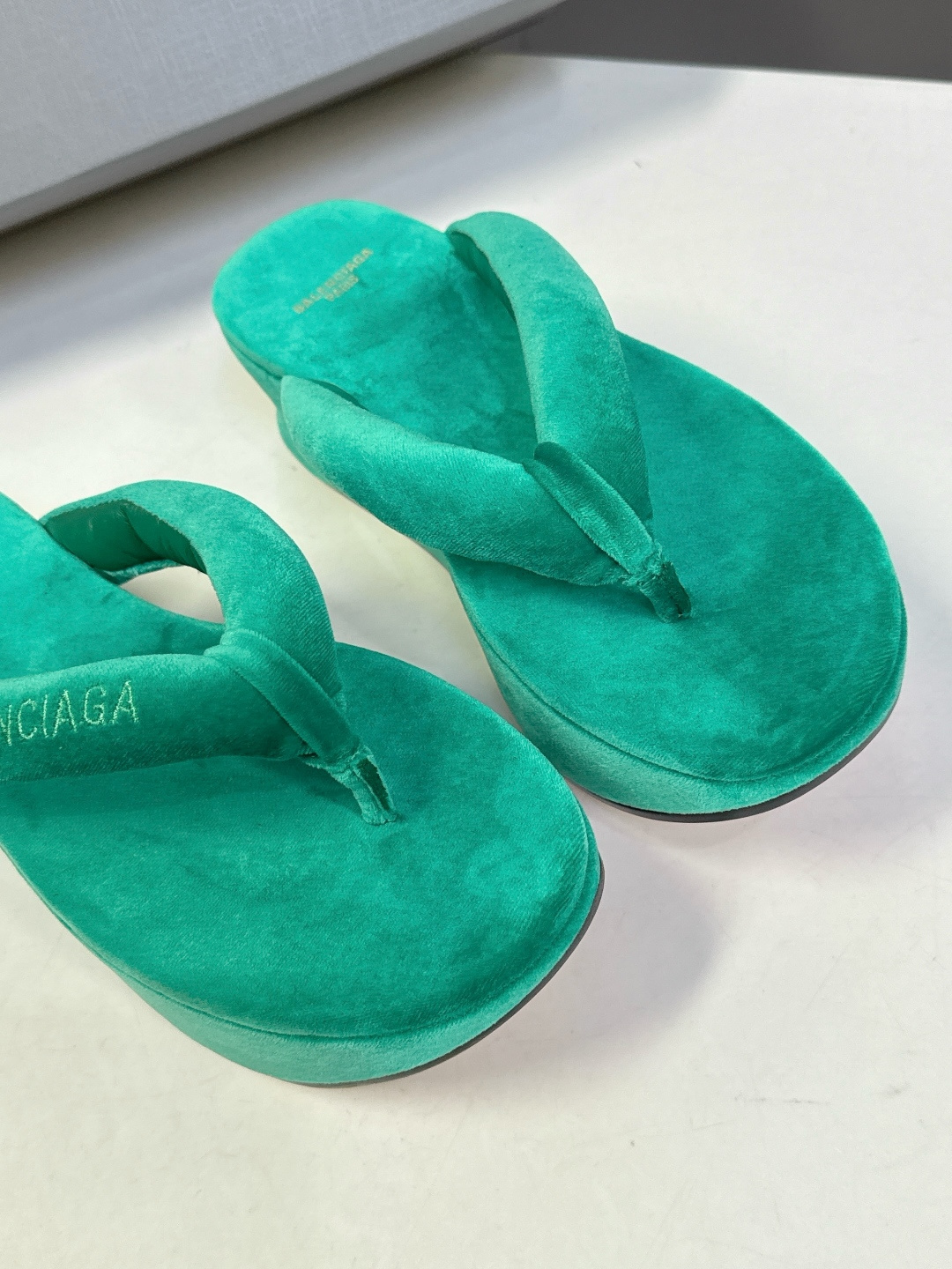 巴黎世家Balenciaga春夏最新款厚底缎面丝绸厚底人字拖超多明星网红种草 颠覆性的“船型厚底”设计 
