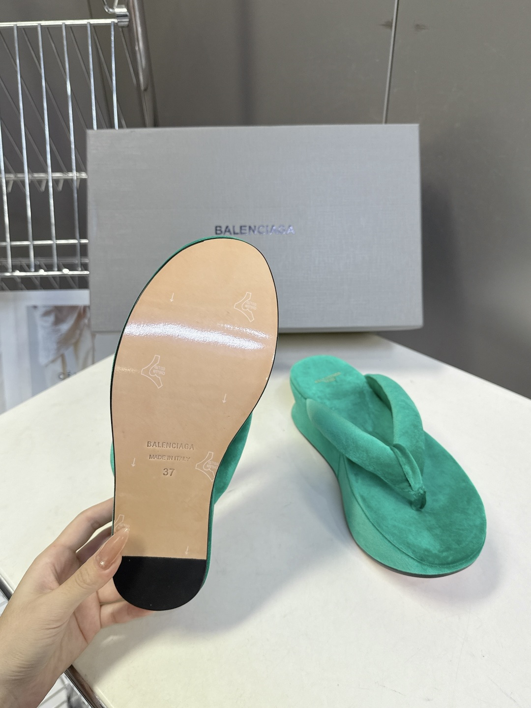 巴黎世家Balenciaga春夏最新款厚底缎面丝绸厚底人字拖超多明星网红种草 颠覆性的“船型厚底”设计 