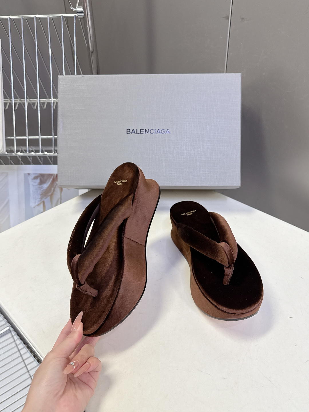 Balenciaga 巴黎世家Balenciaga春夏最新款厚底缎面丝绸厚底人字拖