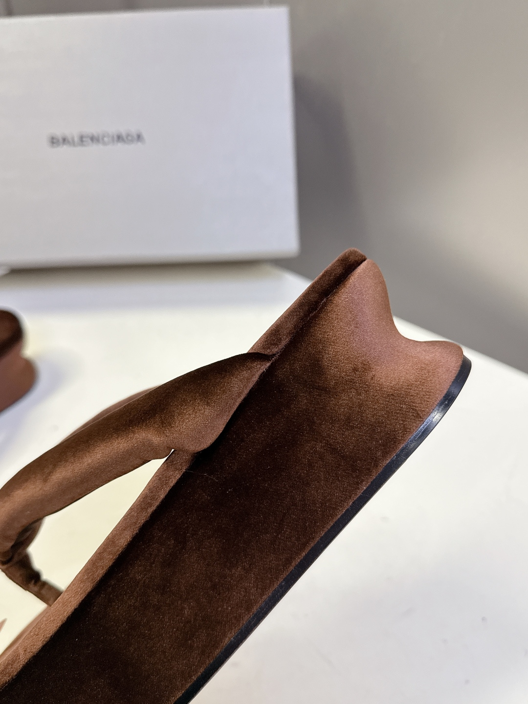 巴黎世家Balenciaga春夏最新款厚底缎面丝绸厚底人字拖超多明星网红种草 颠覆性的“船型厚底”设计 