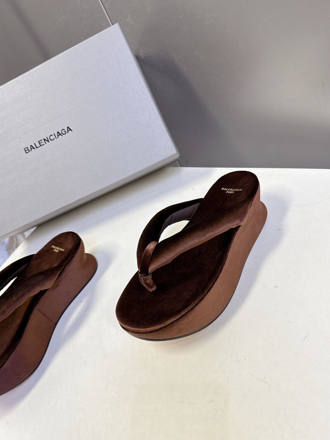 Balenciaga 巴黎世家Balenciaga春夏最新款厚底缎面丝绸厚底人字拖