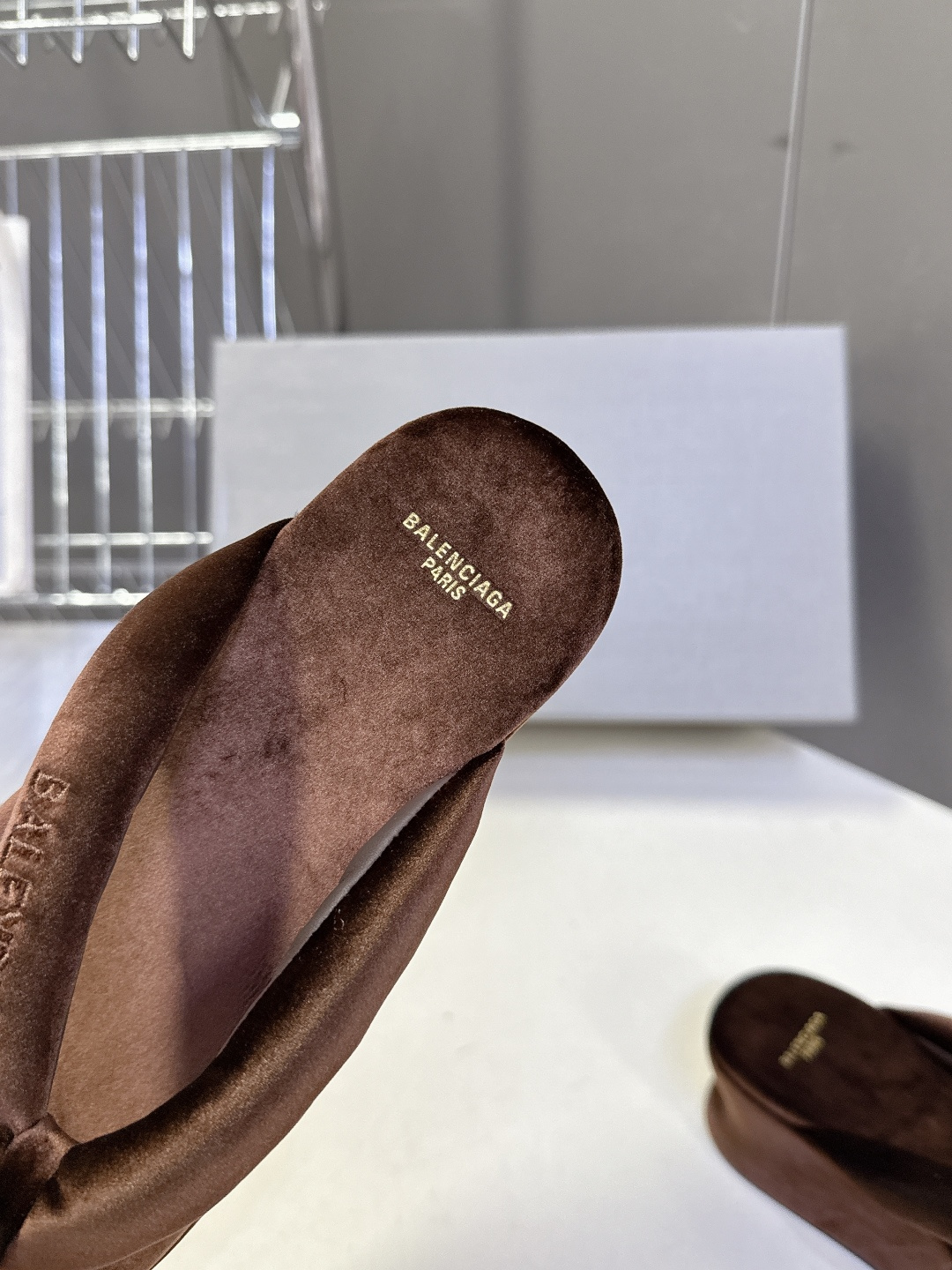 巴黎世家Balenciaga春夏最新款厚底缎面丝绸厚底人字拖超多明星网红种草 颠覆性的“船型厚底”设计 