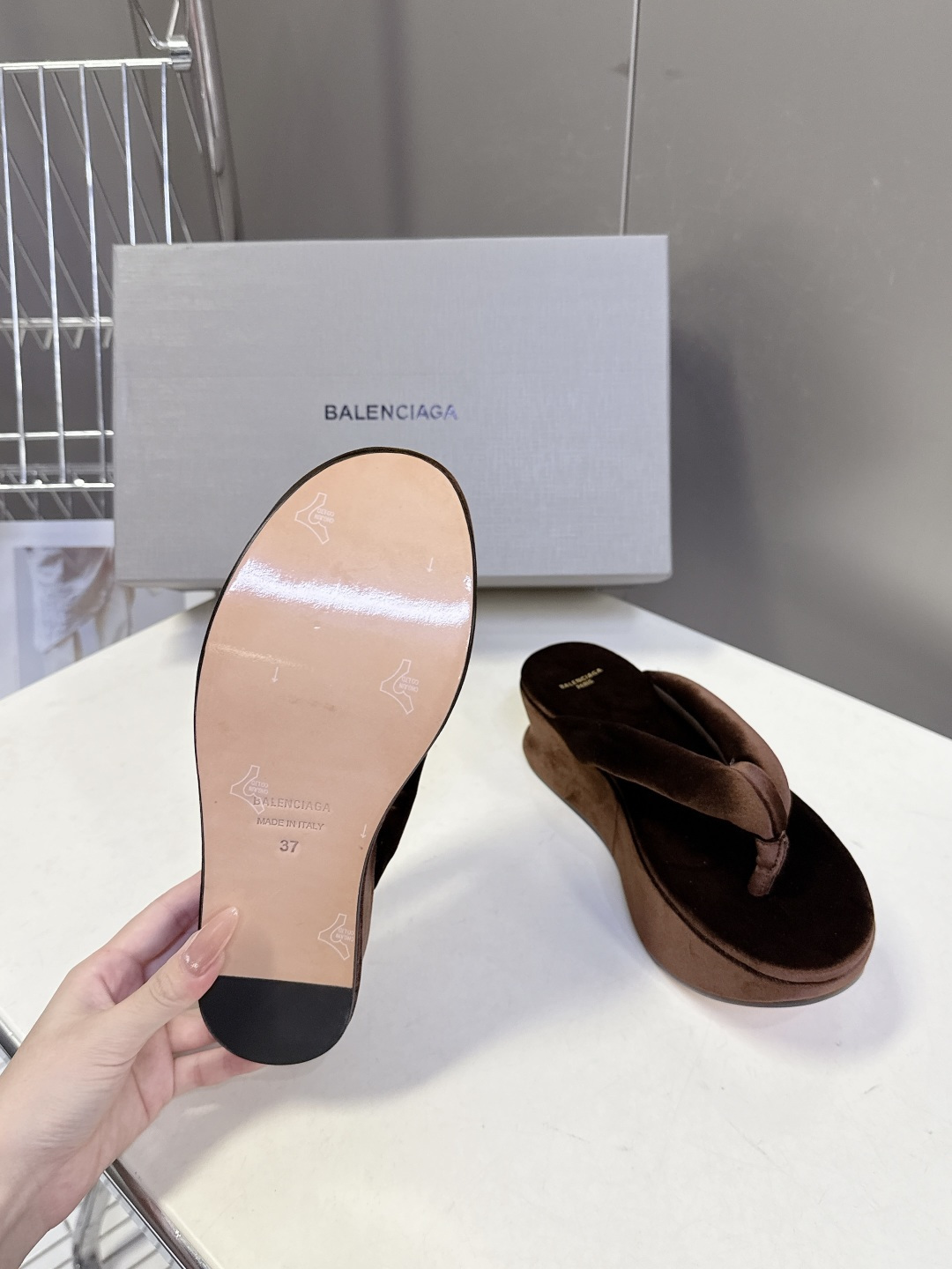 巴黎世家Balenciaga春夏最新款厚底缎面丝绸厚底人字拖超多明星网红种草 颠覆性的“船型厚底”设计 