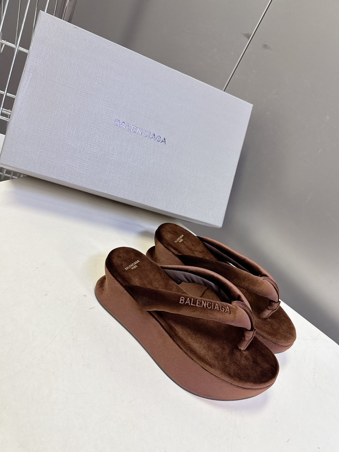 Balenciaga 巴黎世家Balenciaga春夏最新款厚底缎面丝绸厚底人字拖