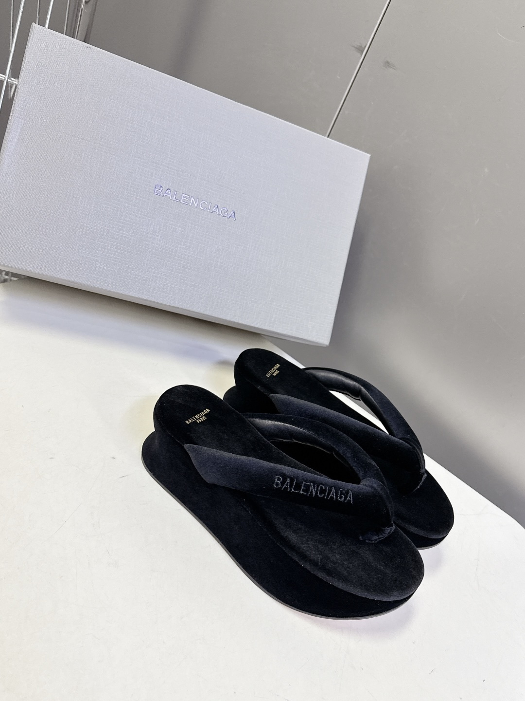 Balenciaga 巴黎世家Balenciaga春夏最新款厚底缎面丝绸厚底人字拖