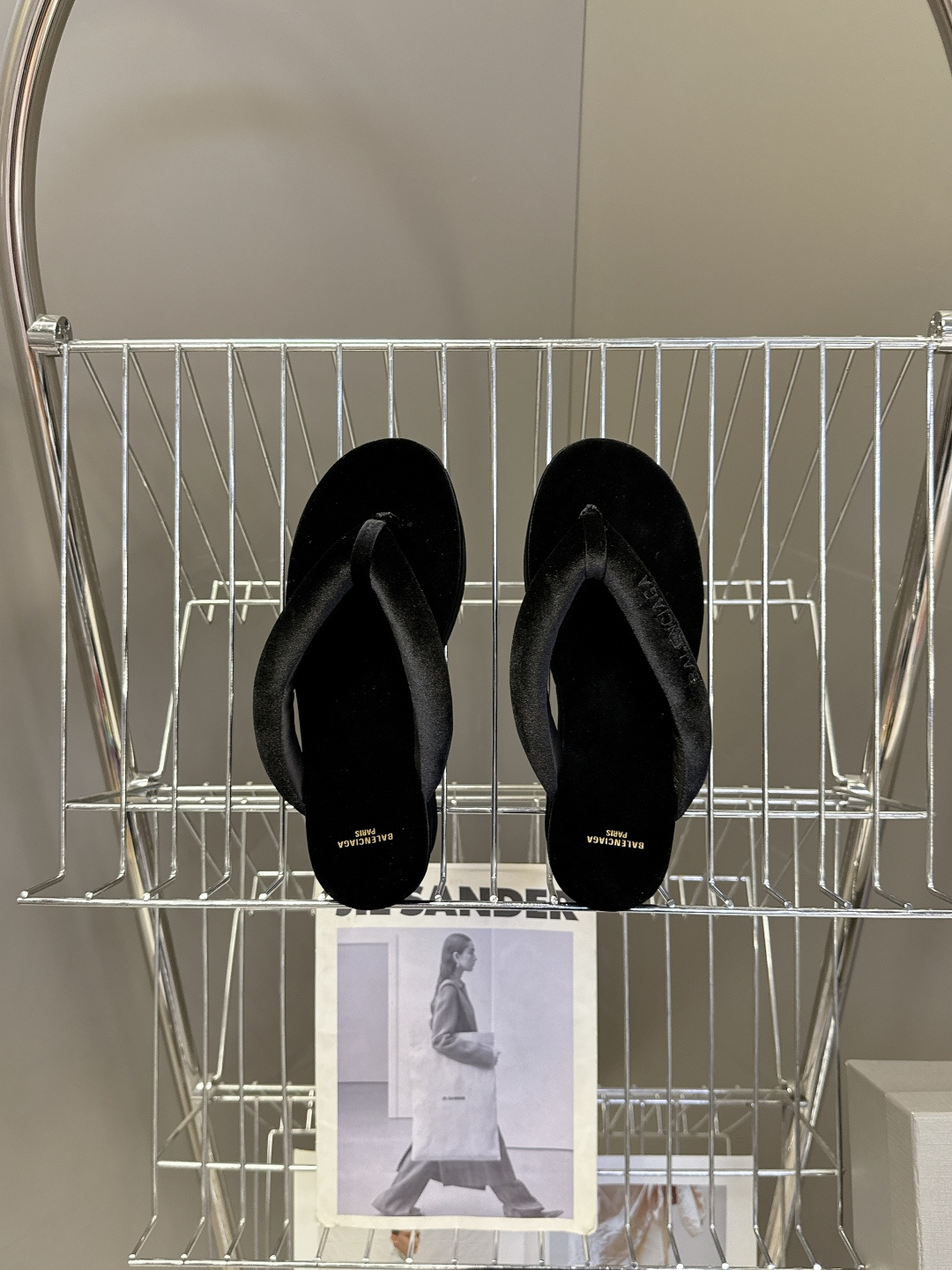 巴黎世家Balenciaga春夏最新款厚底缎面丝绸厚底人字拖超多明星网红种草 颠覆性的“船型厚底”设计 