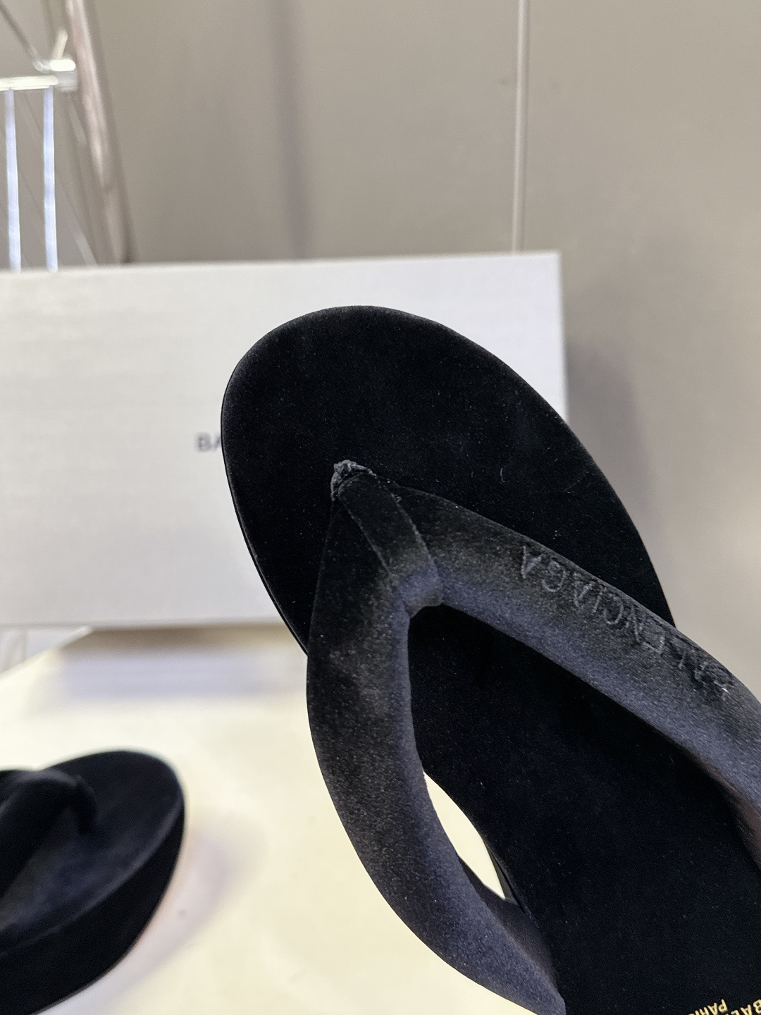 巴黎世家Balenciaga春夏最新款厚底缎面丝绸厚底人字拖超多明星网红种草 颠覆性的“船型厚底”设计 