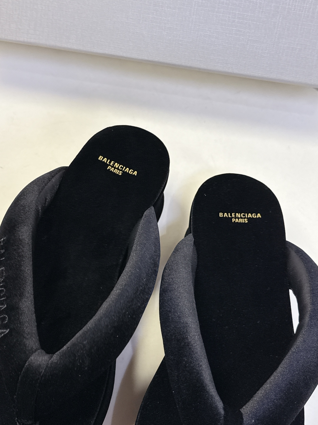 巴黎世家Balenciaga春夏最新款厚底缎面丝绸厚底人字拖超多明星网红种草 颠覆性的“船型厚底”设计 