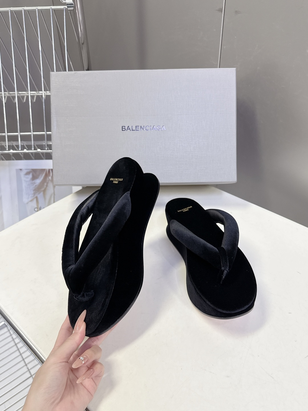 Balenciaga 巴黎世家Balenciaga春夏最新款厚底缎面丝绸厚底人字拖