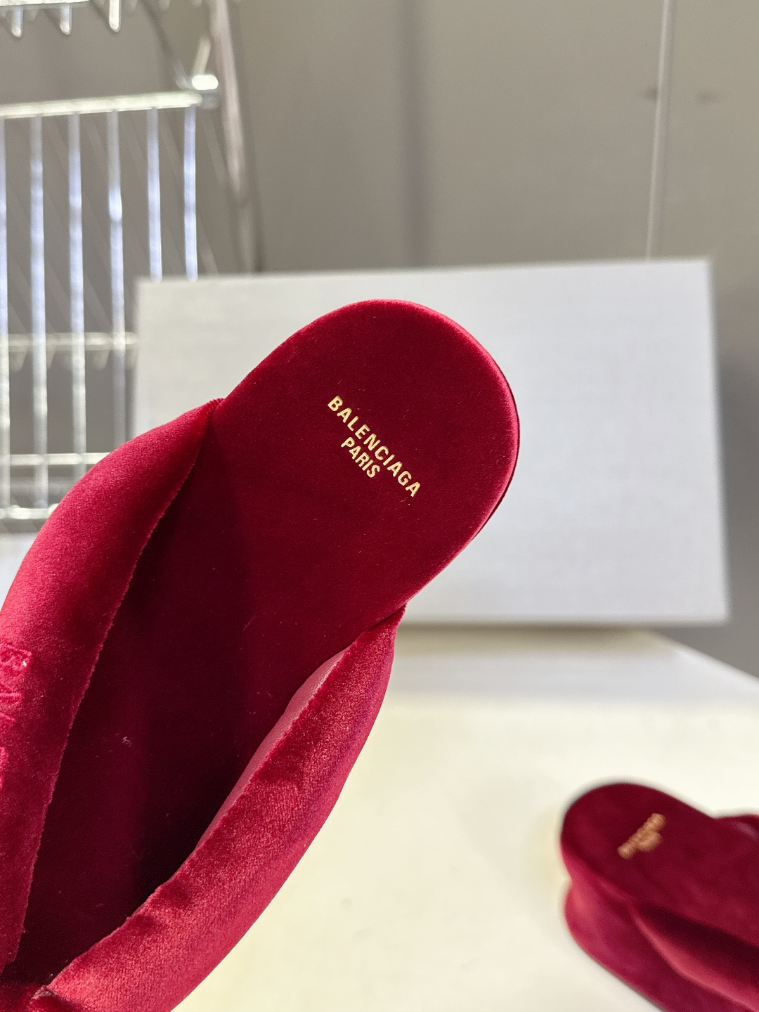 巴黎世家Balenciaga春夏最新款厚底缎面丝绸厚底人字拖超多明星网红种草 颠覆性的“船型厚底”设计 