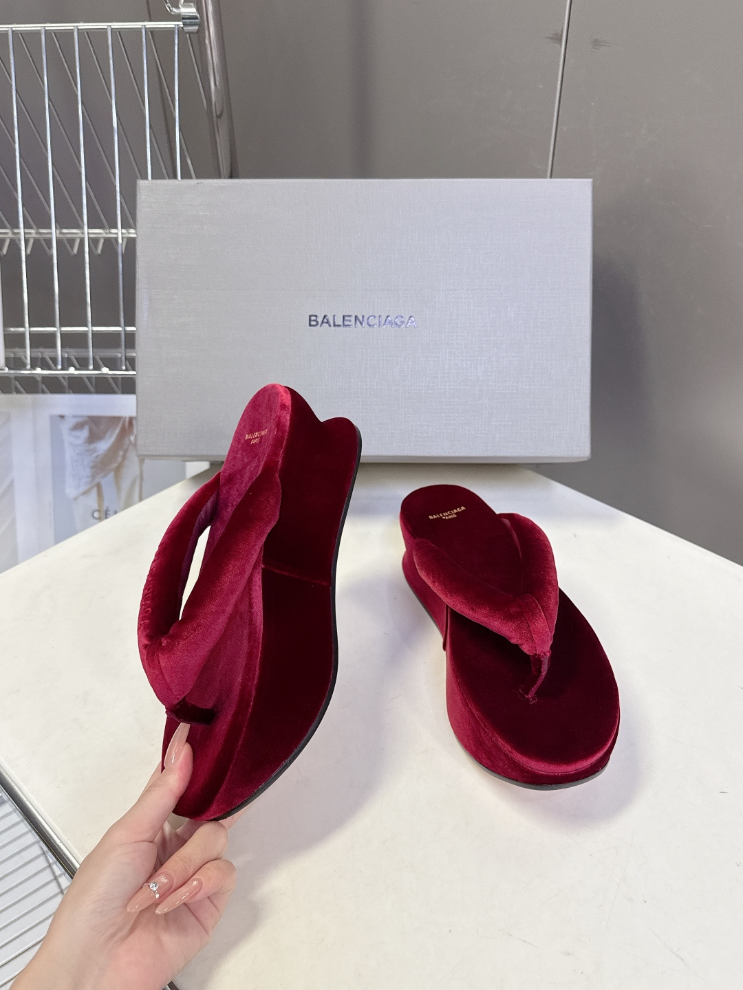 Balenciaga 巴黎世家Balenciaga春夏最新款厚底缎面丝绸厚底人字拖