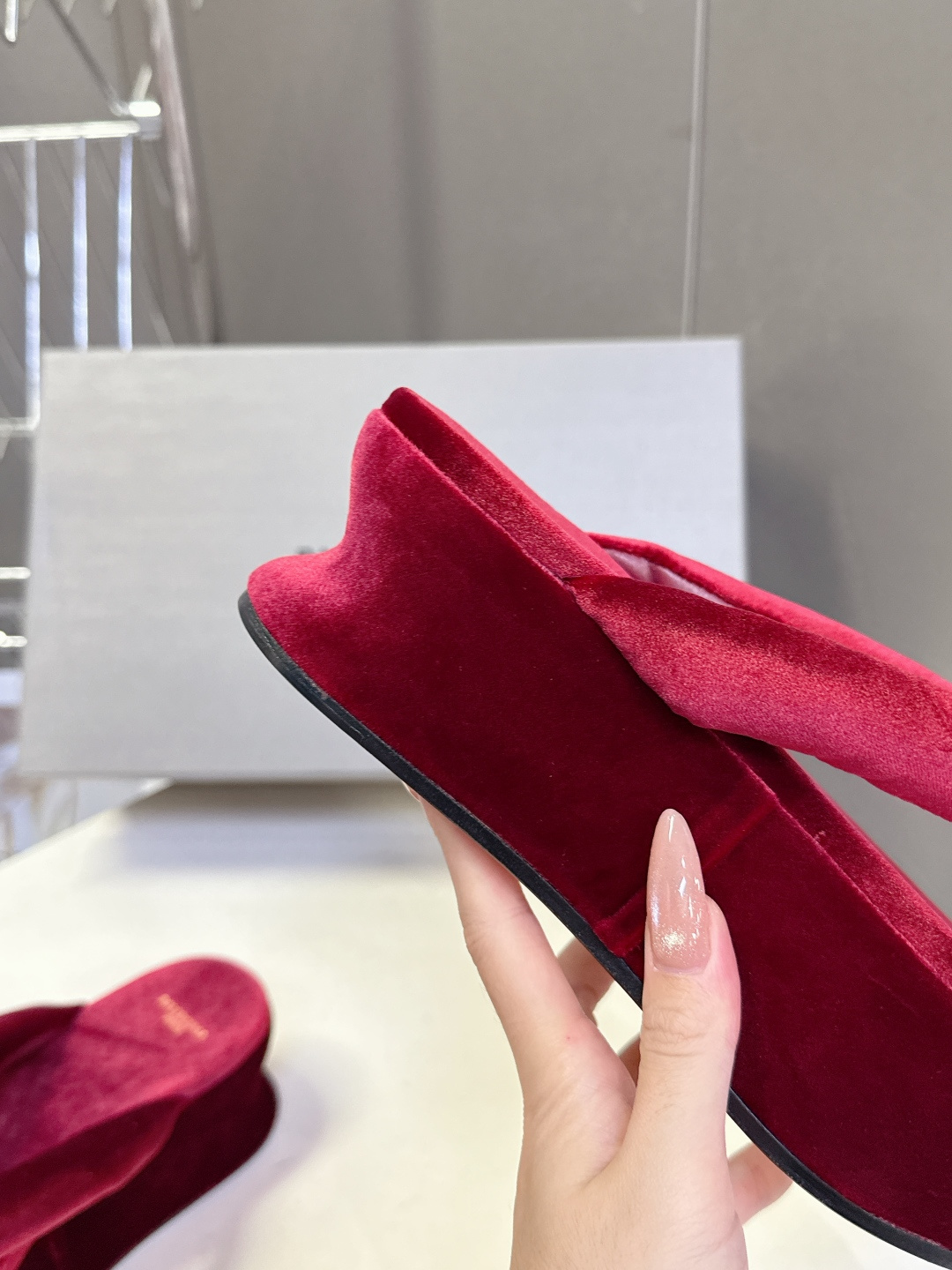巴黎世家Balenciaga春夏最新款厚底缎面丝绸厚底人字拖超多明星网红种草 颠覆性的“船型厚底”设计 