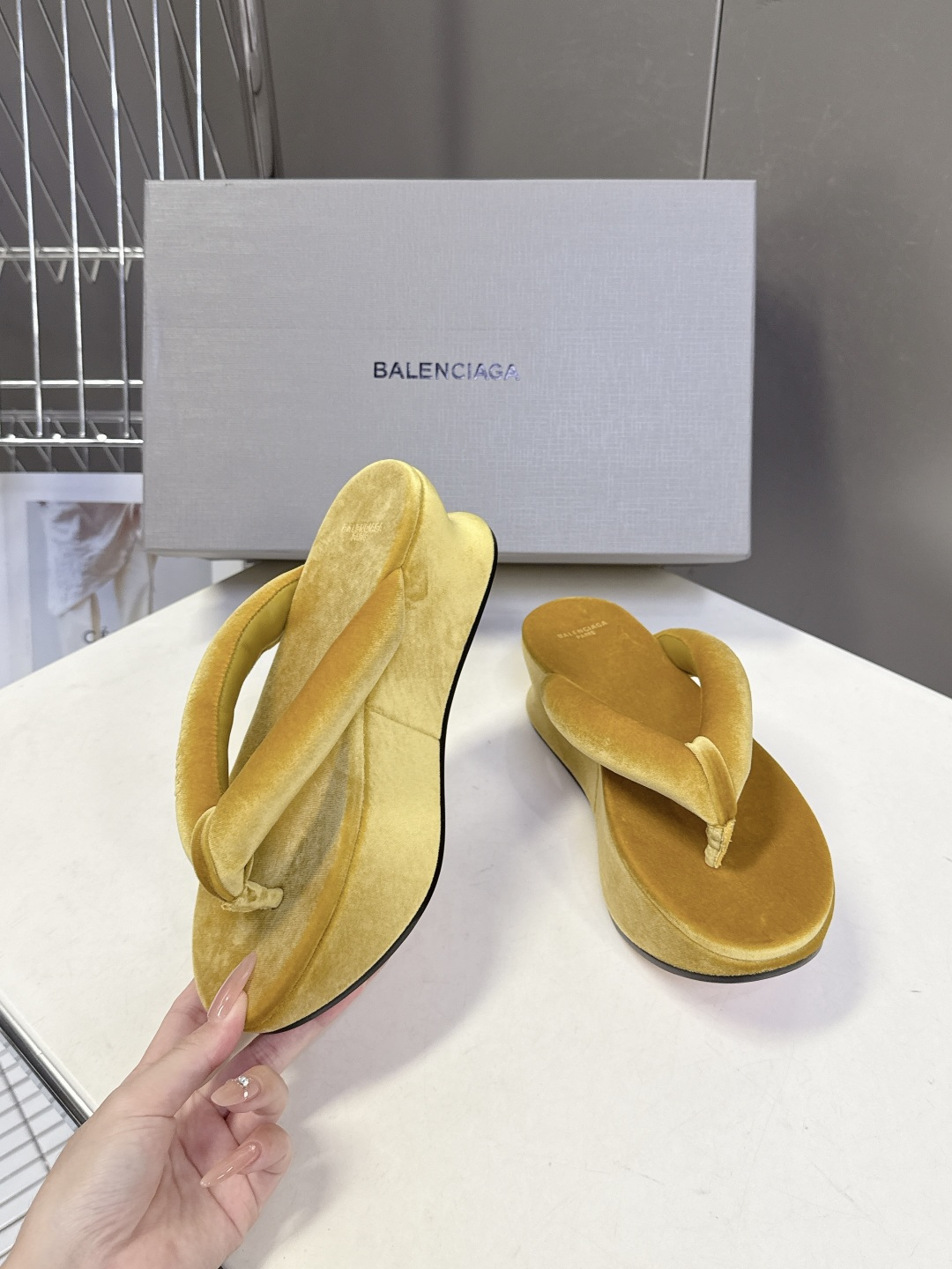 Balenciaga 巴黎世家Balenciaga春夏最新款厚底缎面丝绸厚底人字拖