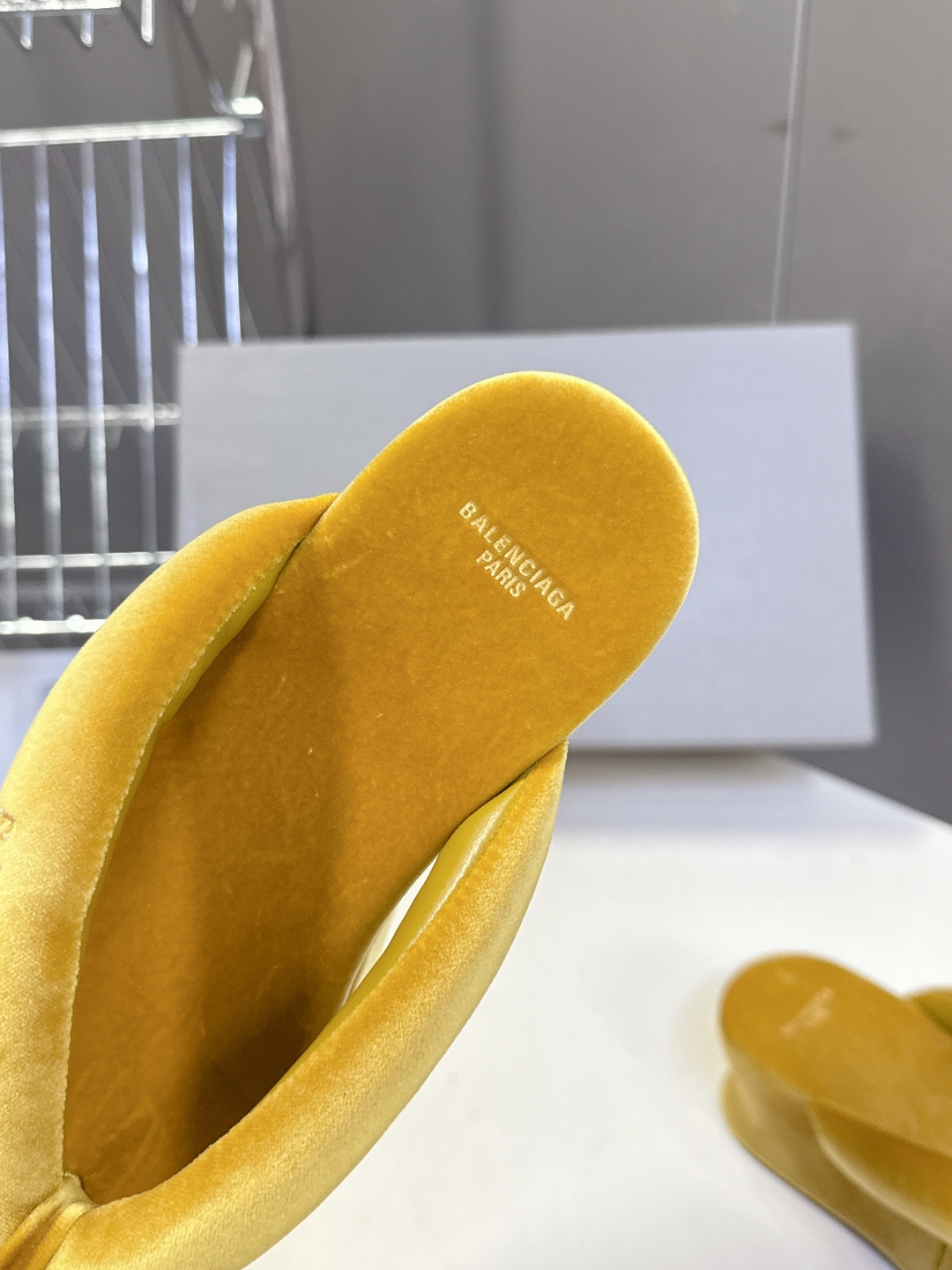 巴黎世家Balenciaga春夏最新款厚底缎面丝绸厚底人字拖超多明星网红种草 颠覆性的“船型厚底”设计 