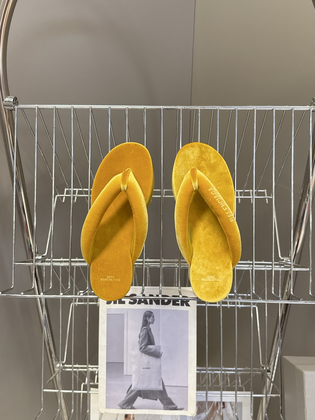 巴黎世家Balenciaga春夏最新款厚底缎面丝绸厚底人字拖超多明星网红种草 颠覆性的“船型厚底”设计 