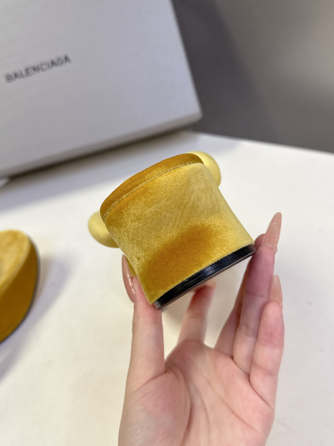 巴黎世家Balenciaga春夏最新款厚底缎面丝绸厚底人字拖超多明星网红种草 颠覆性的“船型厚底”设计 