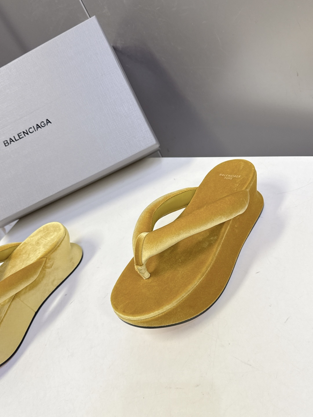 Balenciaga 巴黎世家Balenciaga春夏最新款厚底缎面丝绸厚底人字拖