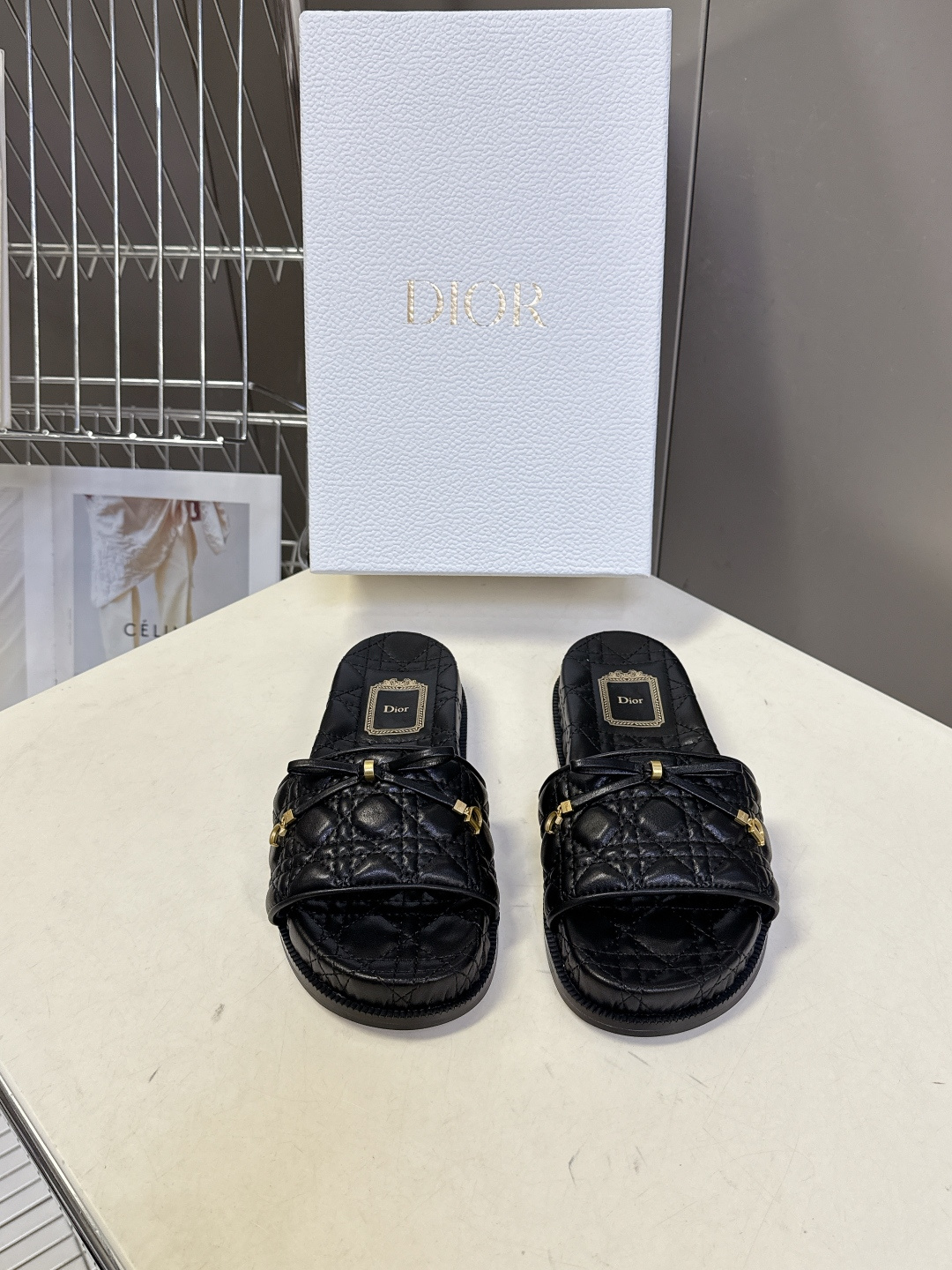 Dior迪奥春夏最新款绗缝蝴蝶结平底凉拖超多明星网红种草 鞋面上的菱格绗缝是Dior的经典元素，灵感来自