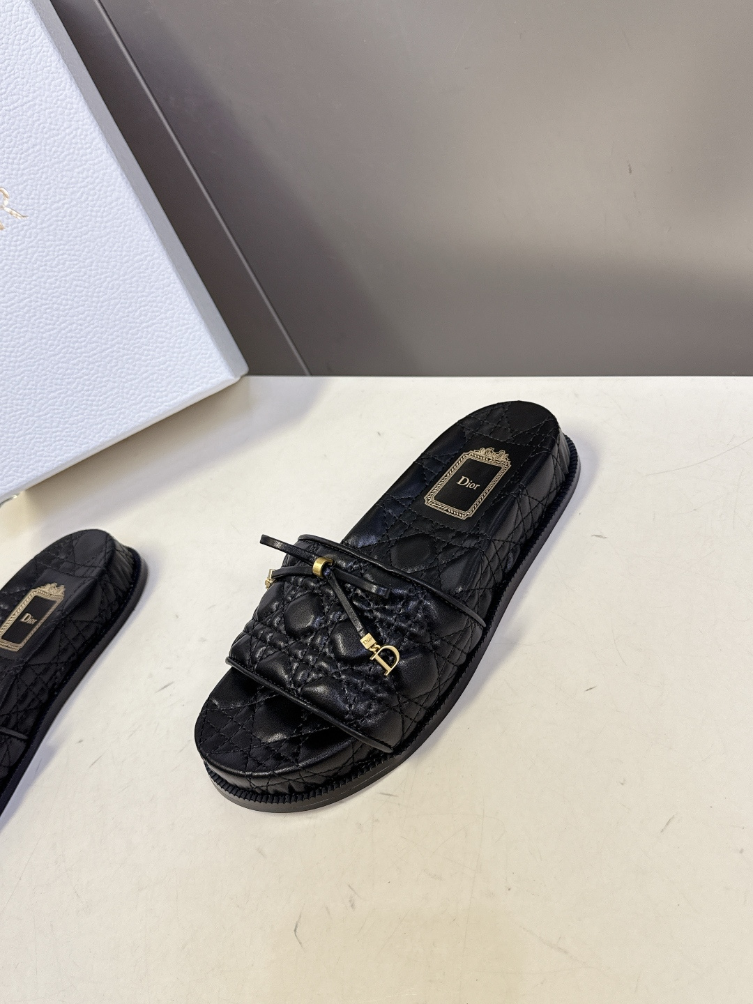 Dior迪奥春夏最新款绗缝蝴蝶结平底凉拖超多明星网红种草 鞋面上的菱格绗缝是Dior的经典元素，灵感来自
