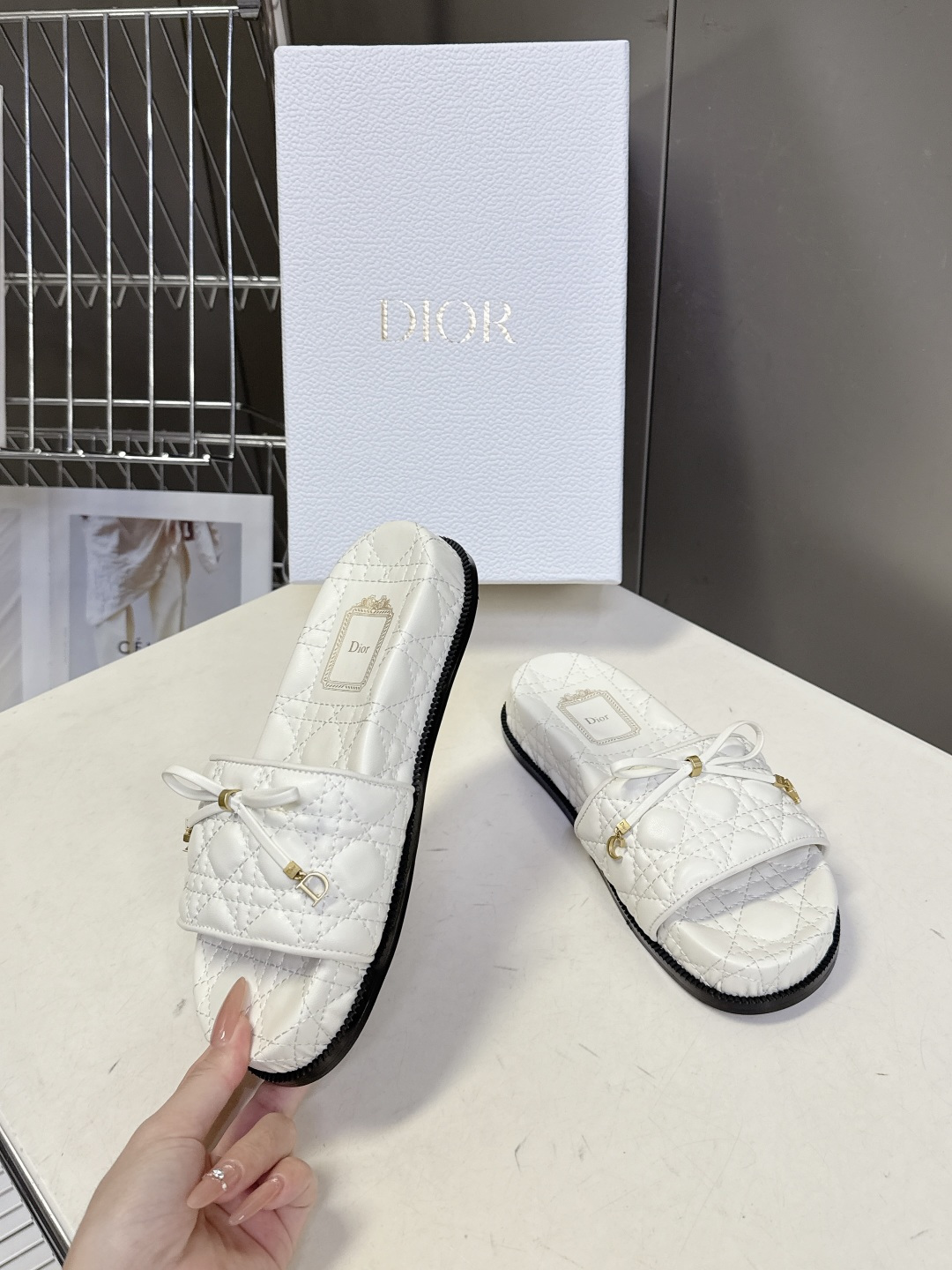 Dior迪奥春夏最新款绗缝蝴蝶结平底凉拖超多明星网红种草 鞋面上的菱格绗缝是Dior的经典元素，灵感来自