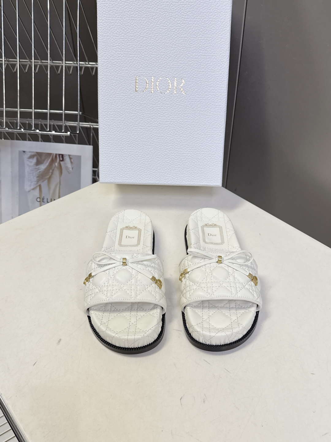 Dior迪奥春夏最新款绗缝蝴蝶结平底凉拖超多明星网红种草 鞋面上的菱格绗缝是Dior的经典元素，灵感来自