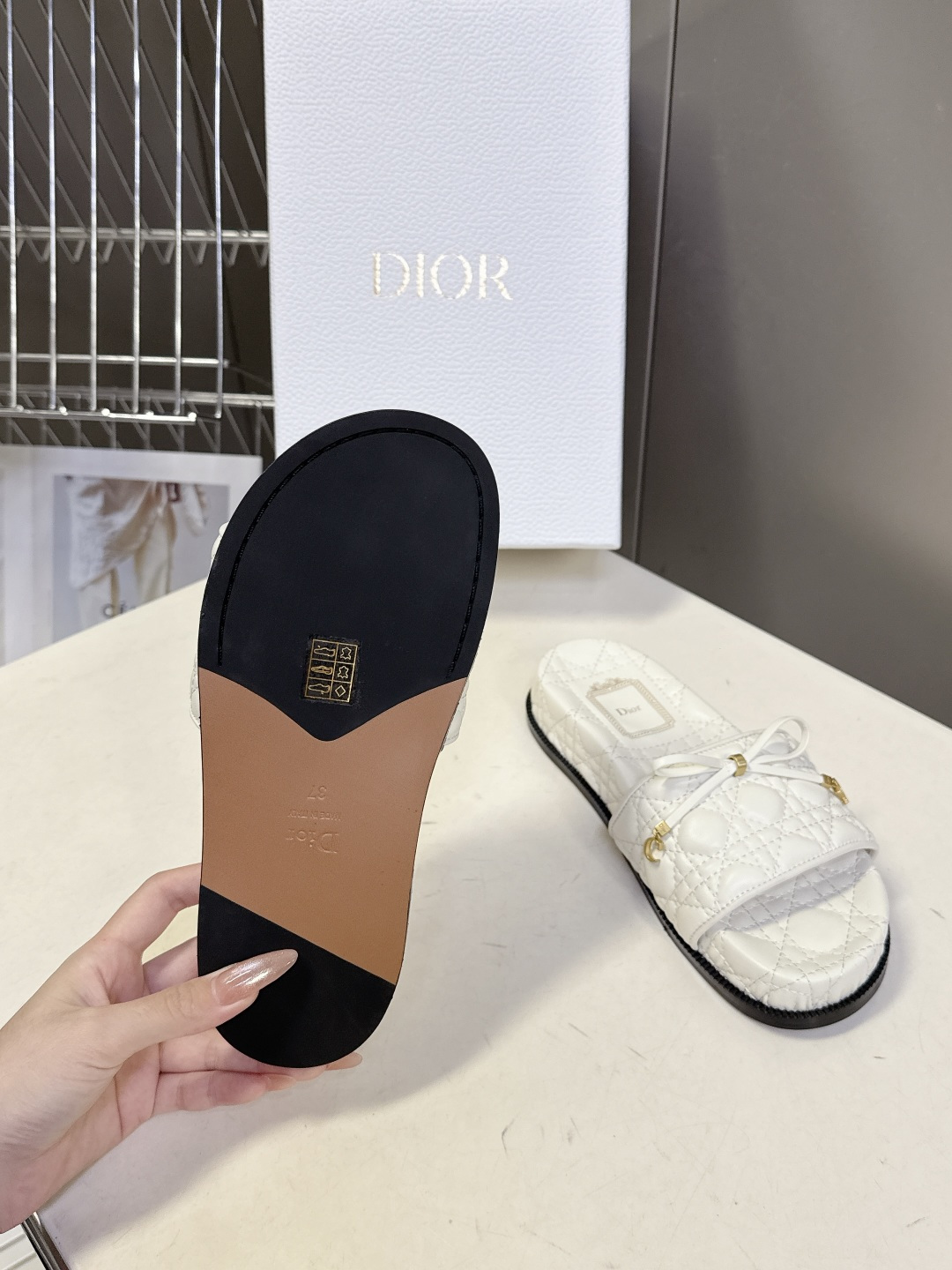 Dior迪奥春夏最新款绗缝蝴蝶结平底凉拖超多明星网红种草 鞋面上的菱格绗缝是Dior的经典元素，灵感来自