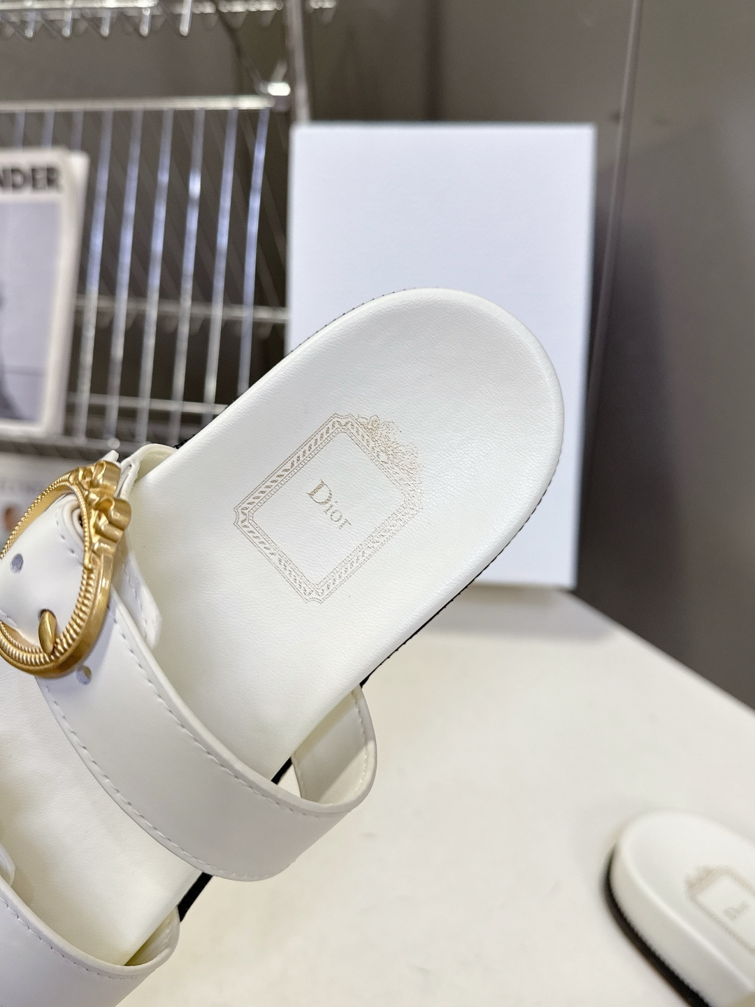 DIOR迪奥春夏最新款双带金扣凉拖鞋 超多明星网红种草 经典的设计 细节满满的都是品牌元素 品牌价值拉满