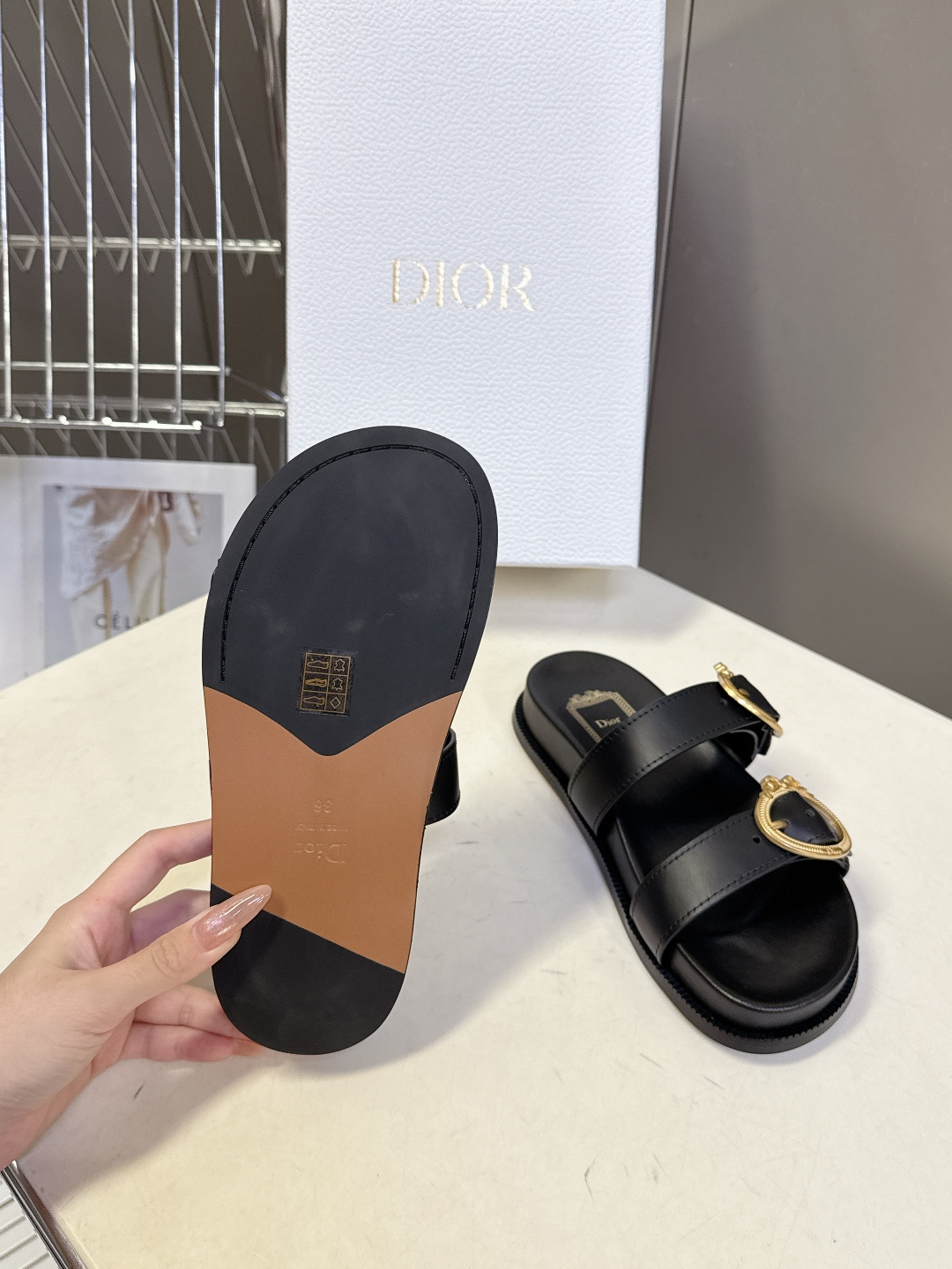 DIOR迪奥春夏最新款双带金扣凉拖鞋 超多明星网红种草 经典的设计 细节满满的都是品牌元素 品牌价值拉满