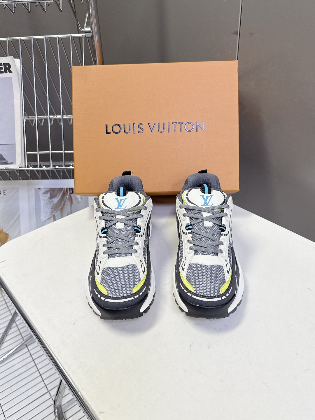 路易威登Louis Vuitton春夏最新款运动鞋超多明星网红种草 鞋面采用透气网布搭配皮革饰片拼接 既