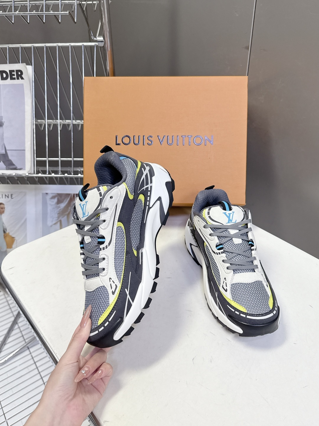 路易威登Louis Vuitton春夏最新款运动鞋超多明星网红种草 鞋面采用透气网布搭配皮革饰片拼接 既